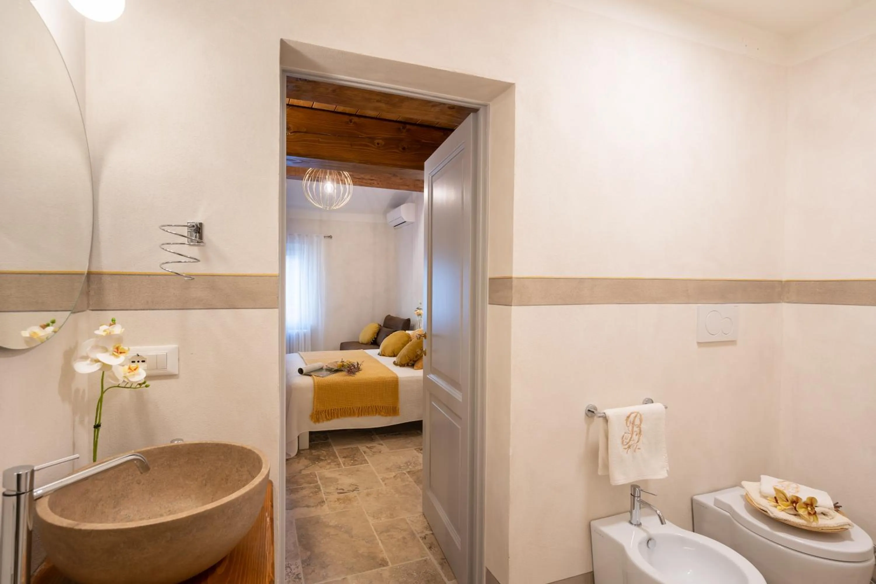 Bathroom, Bed in Beatabb