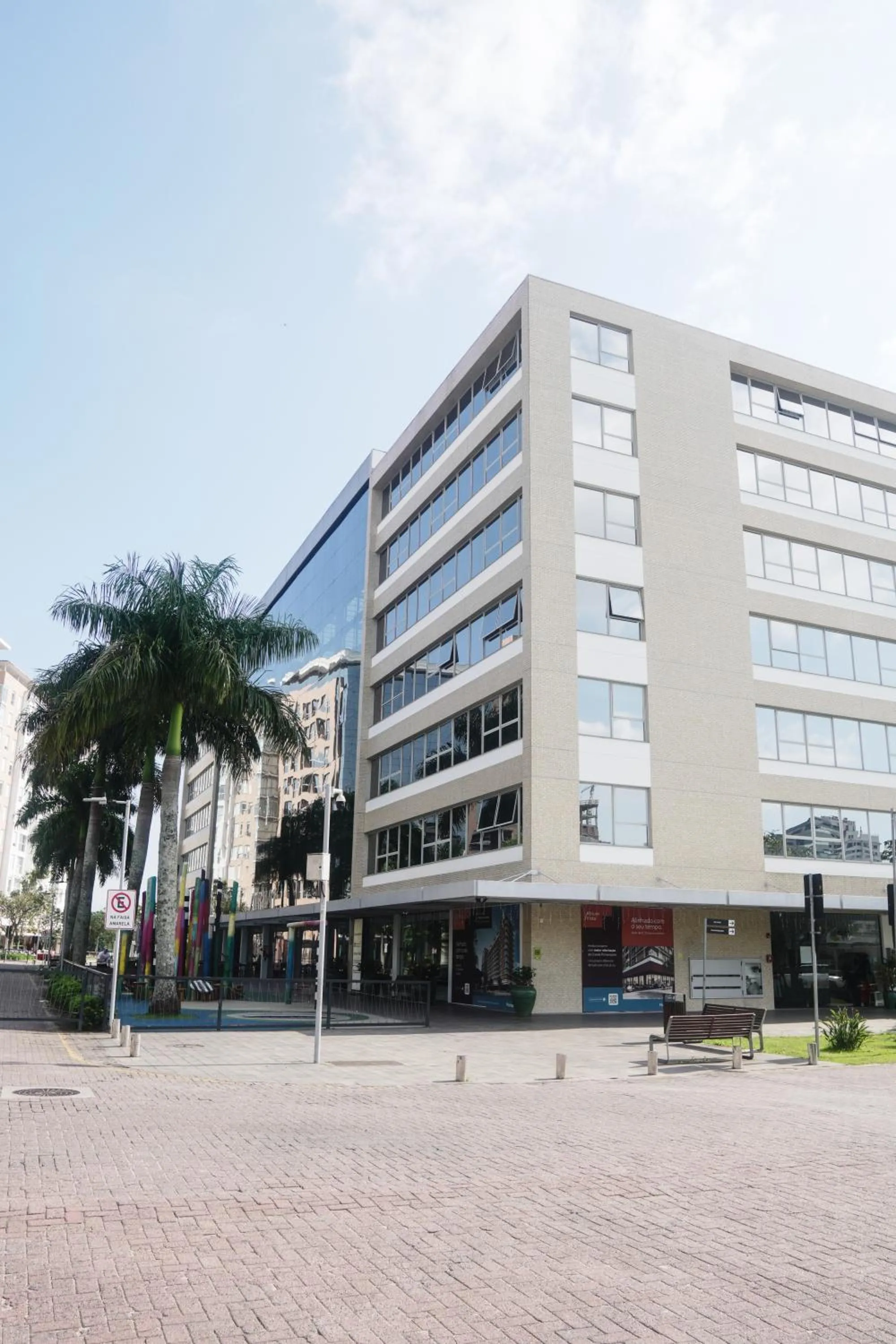 Property building in Atrium Studios by Xtay - Studio moderno em Pedra Branca - Caminhe até o Centro Empresarial e Unisul