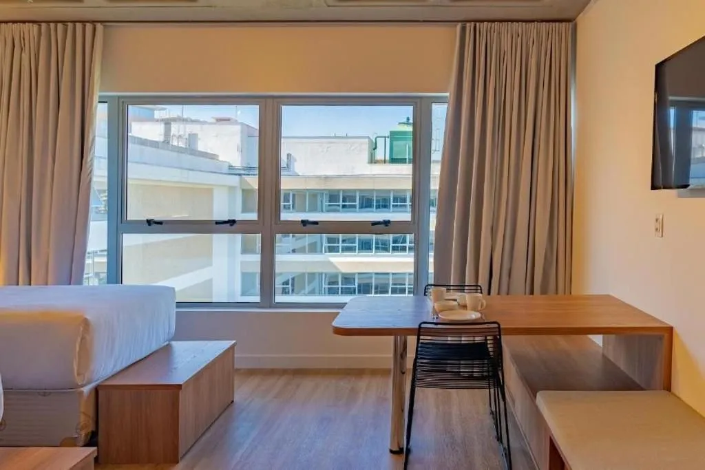 Dining area in Atrium Studios by Xtay - Conforto em Palhoça, a poucos metros da praia