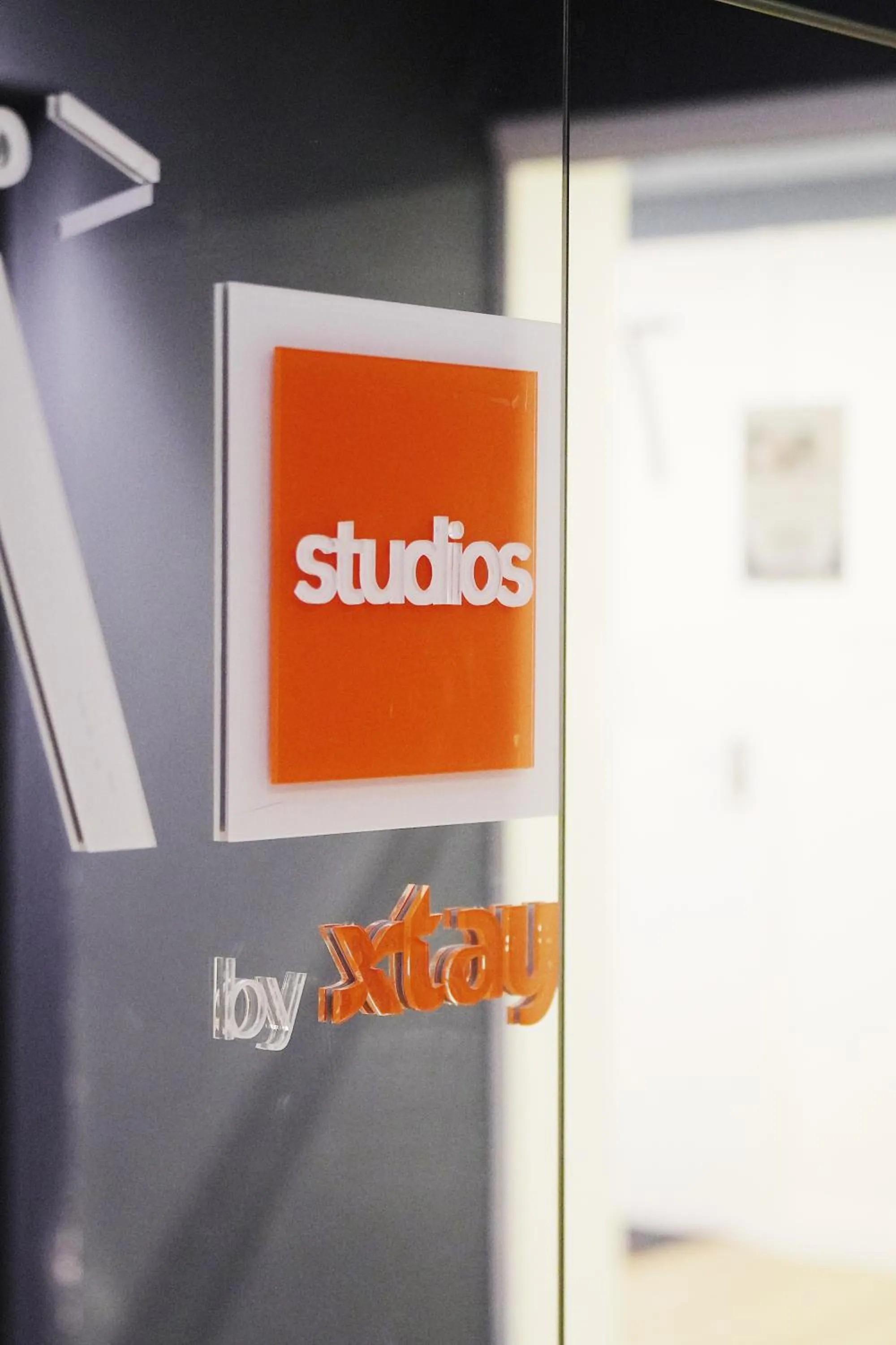 Text overlay in Atrium Studios by Xtay - Studio moderno em Pedra Branca - Caminhe até o Centro Empresarial e Unisul