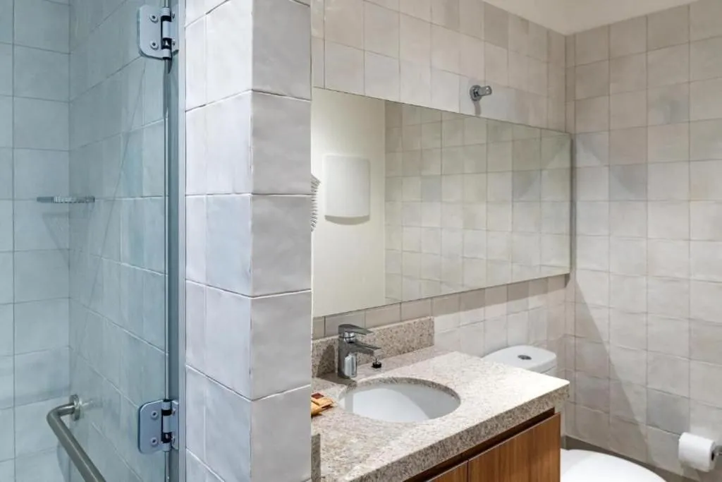 Toilet in Atrium Studios by Xtay - Conforto em Palhoça, a poucos metros da praia