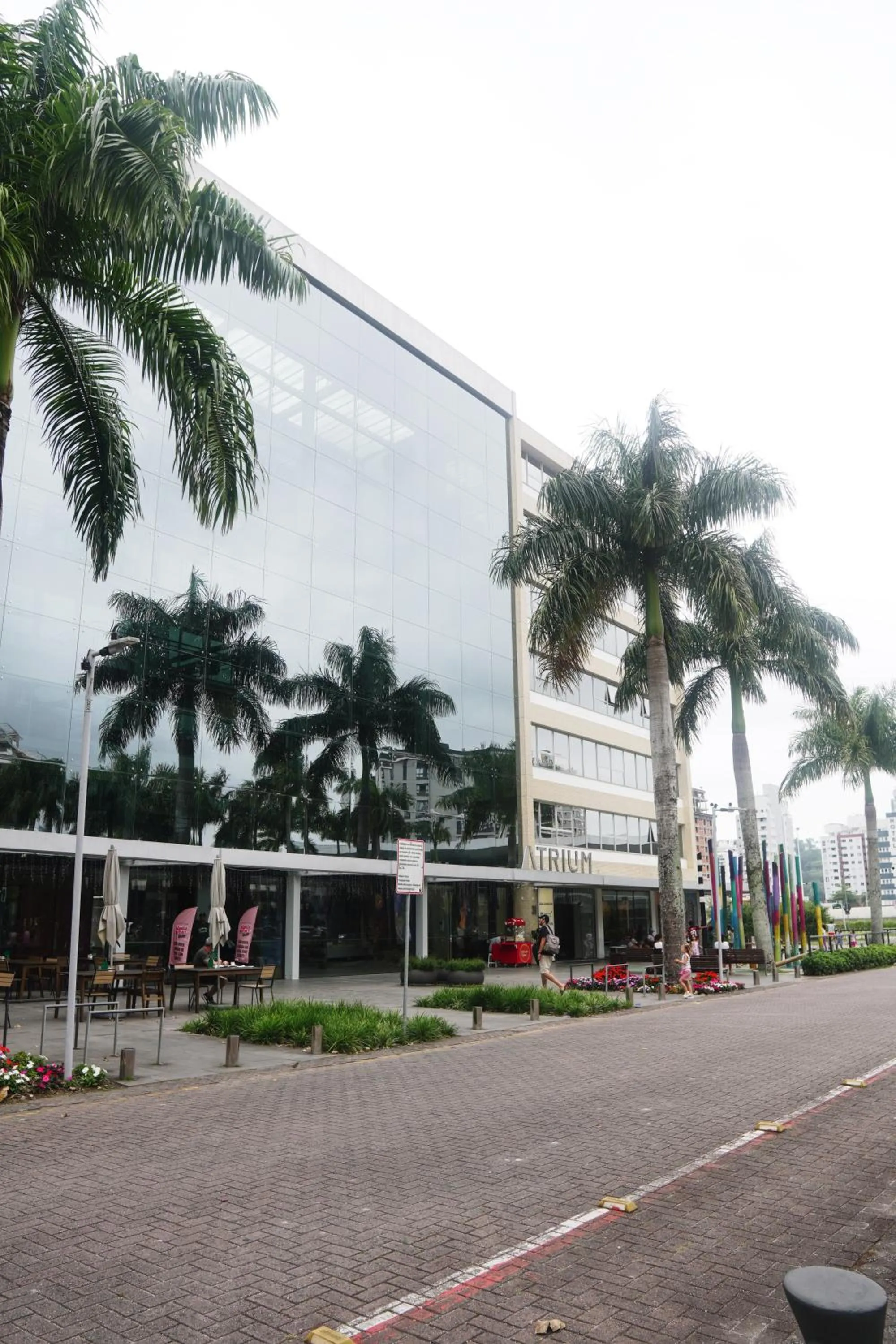 Facade/entrance in Atrium Studios by Xtay - Studio moderno em Pedra Branca - Caminhe até o Centro Empresarial e Unisul