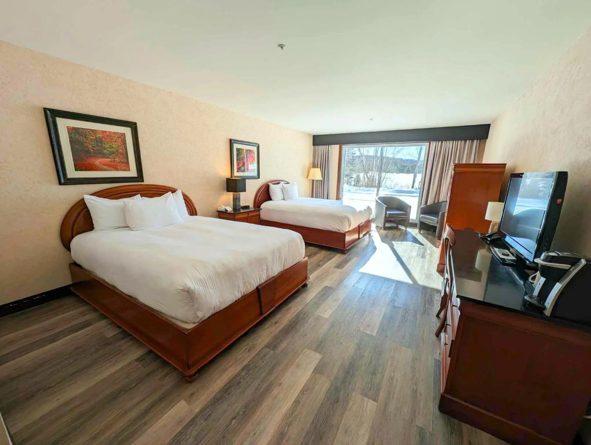 Photo of the whole room in Hôtel et Centre de Villégiature Lac Carling