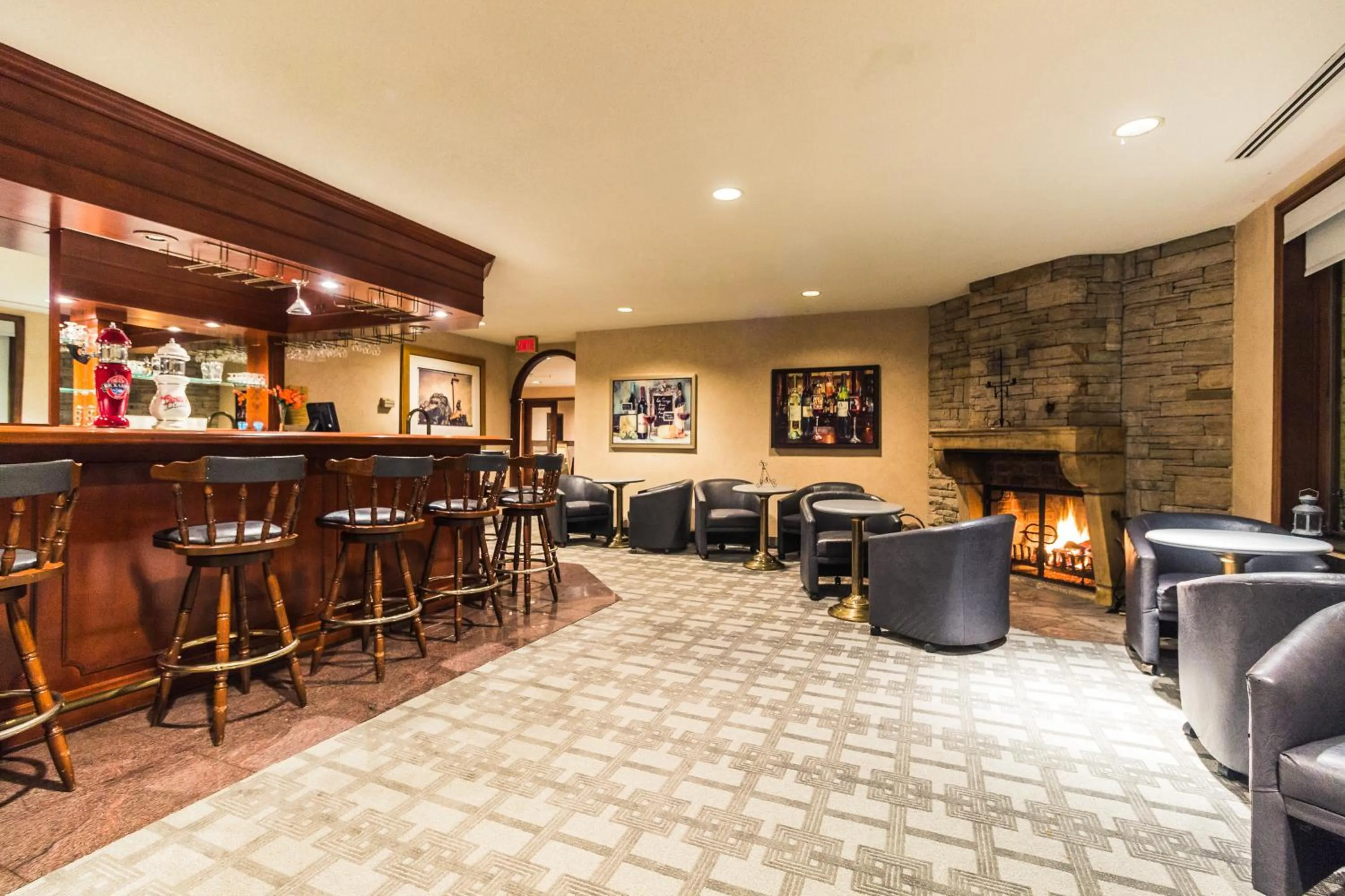 Lounge or bar in Hôtel et Centre de Villégiature Lac Carling
