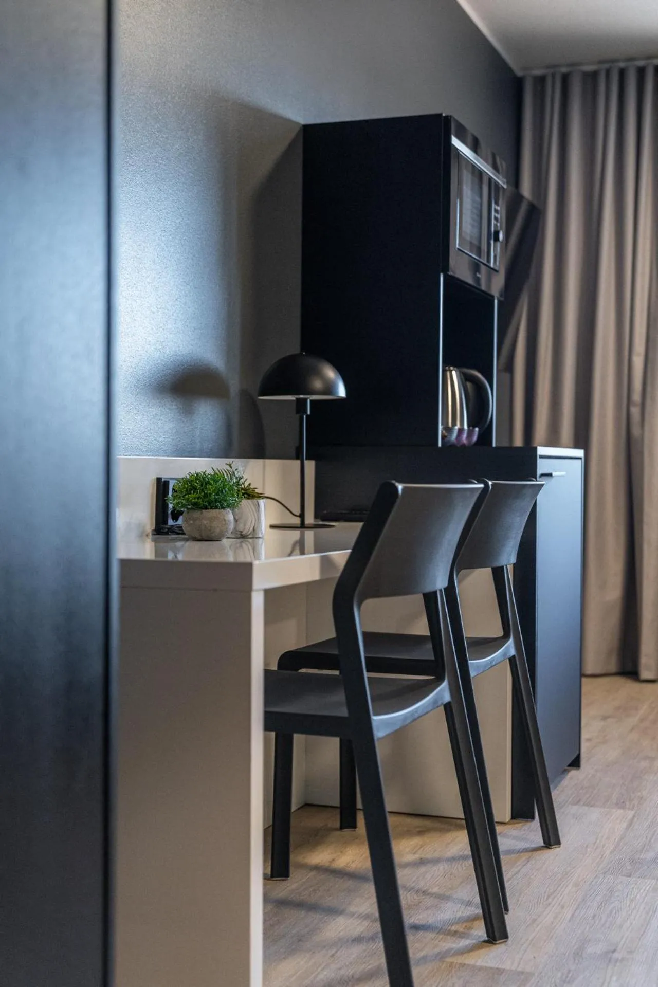 Kitchen or kitchenette in Hotelli Sointu by UHANDA