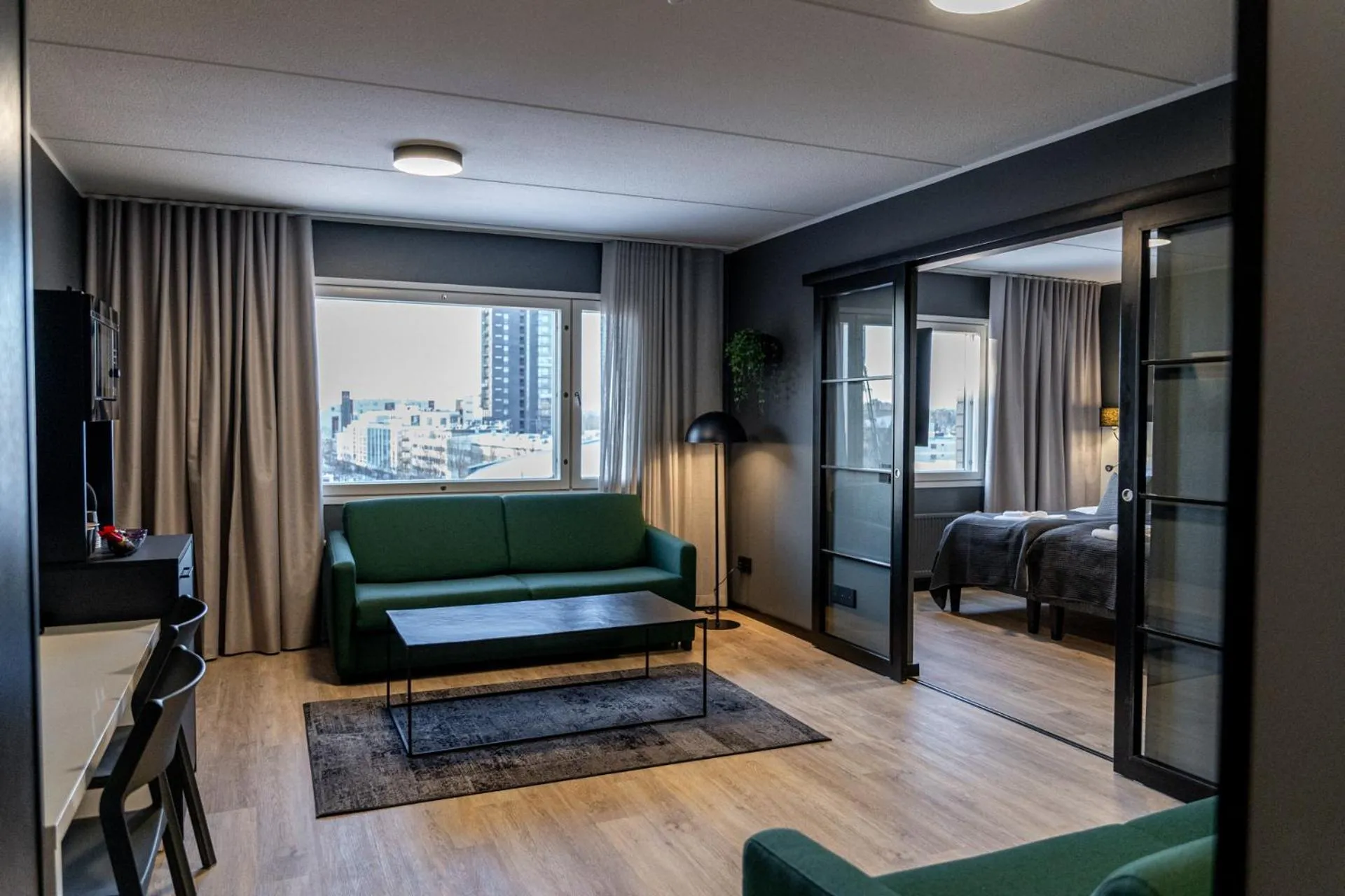 Living room, Bed in Hotelli Sointu by UHANDA