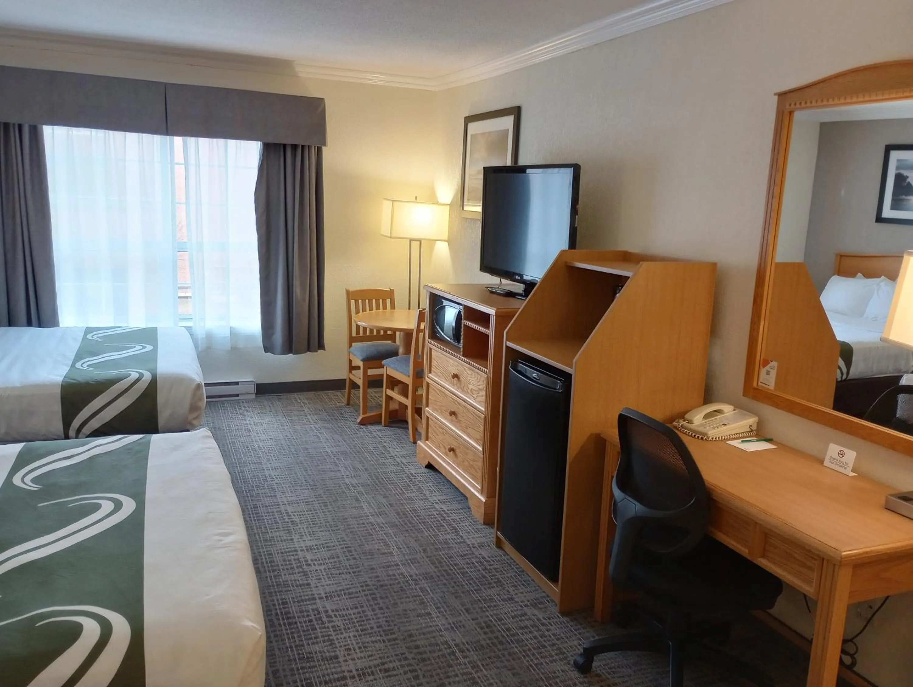 Seating area, Bed in Quality Inn Downtown Inner Harbour