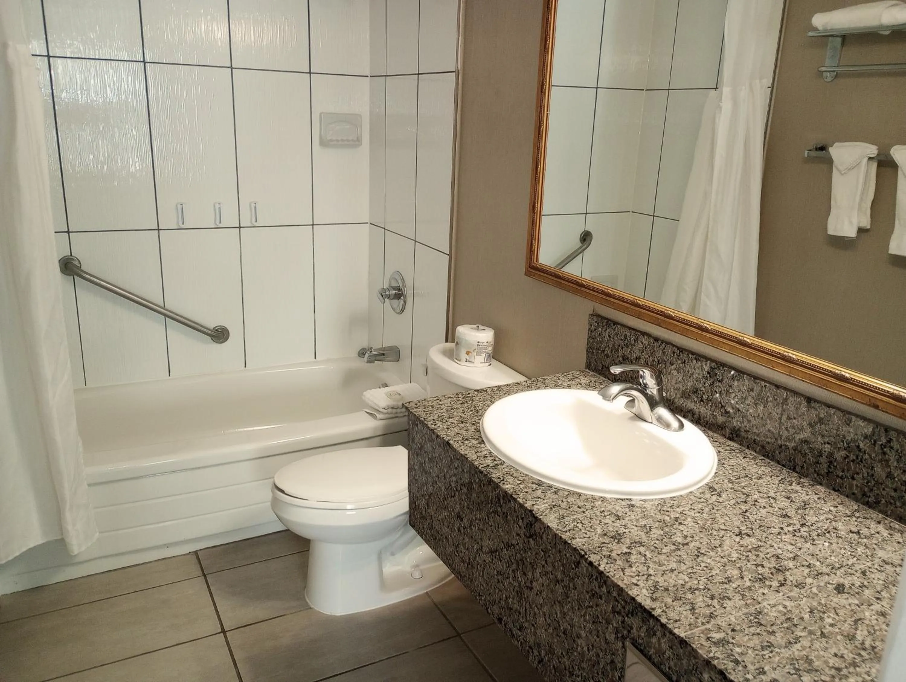 Bathroom in Quality Inn Downtown Inner Harbour