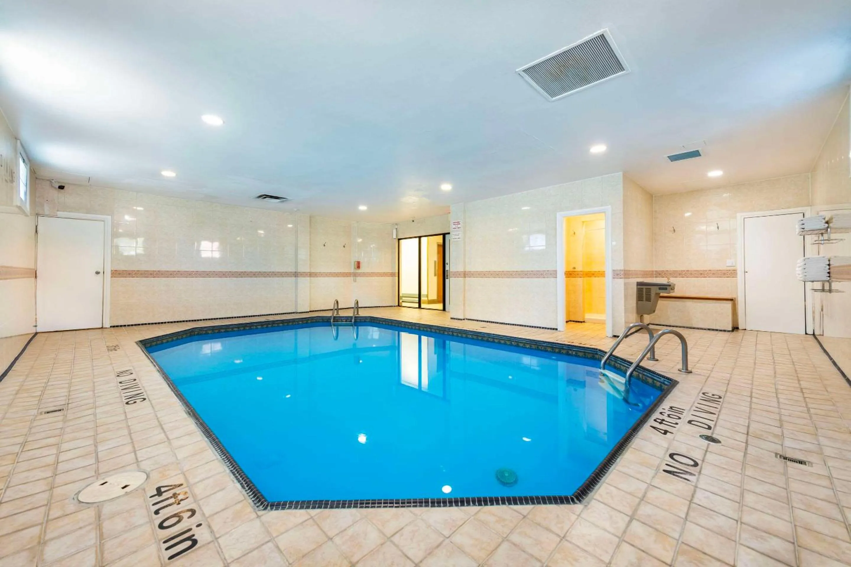 Swimming pool in Quality Inn Downtown Inner Harbour