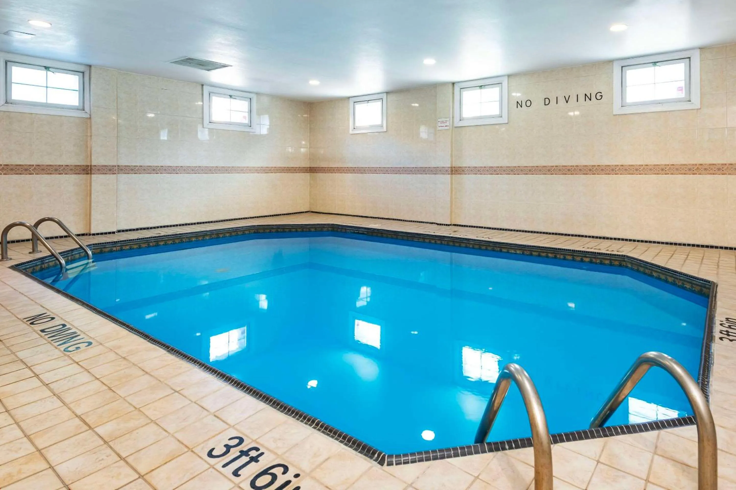 Swimming pool in Quality Inn Downtown Inner Harbour