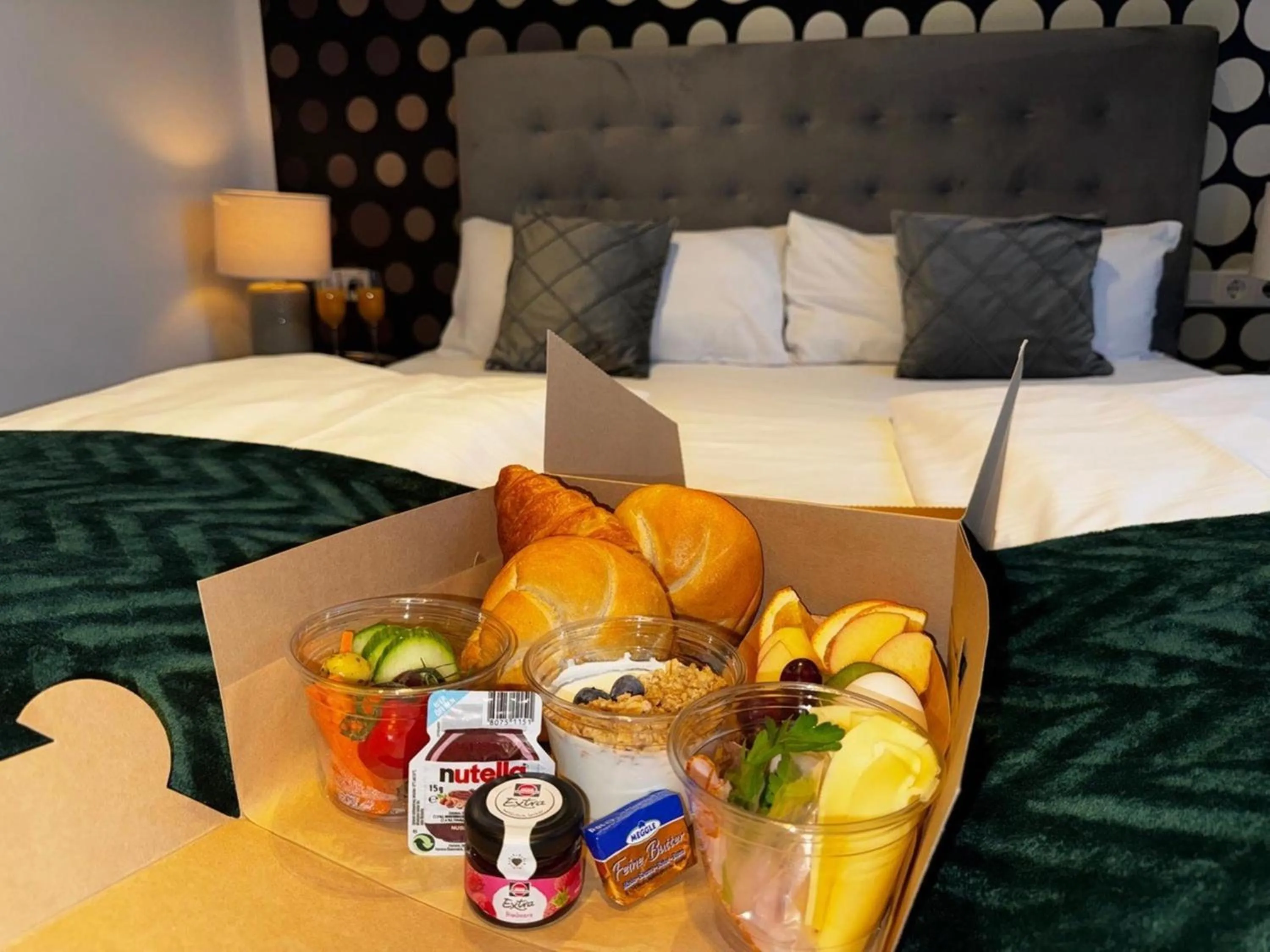 Breakfast, Bed in Eco Smart Apartments Premium City
