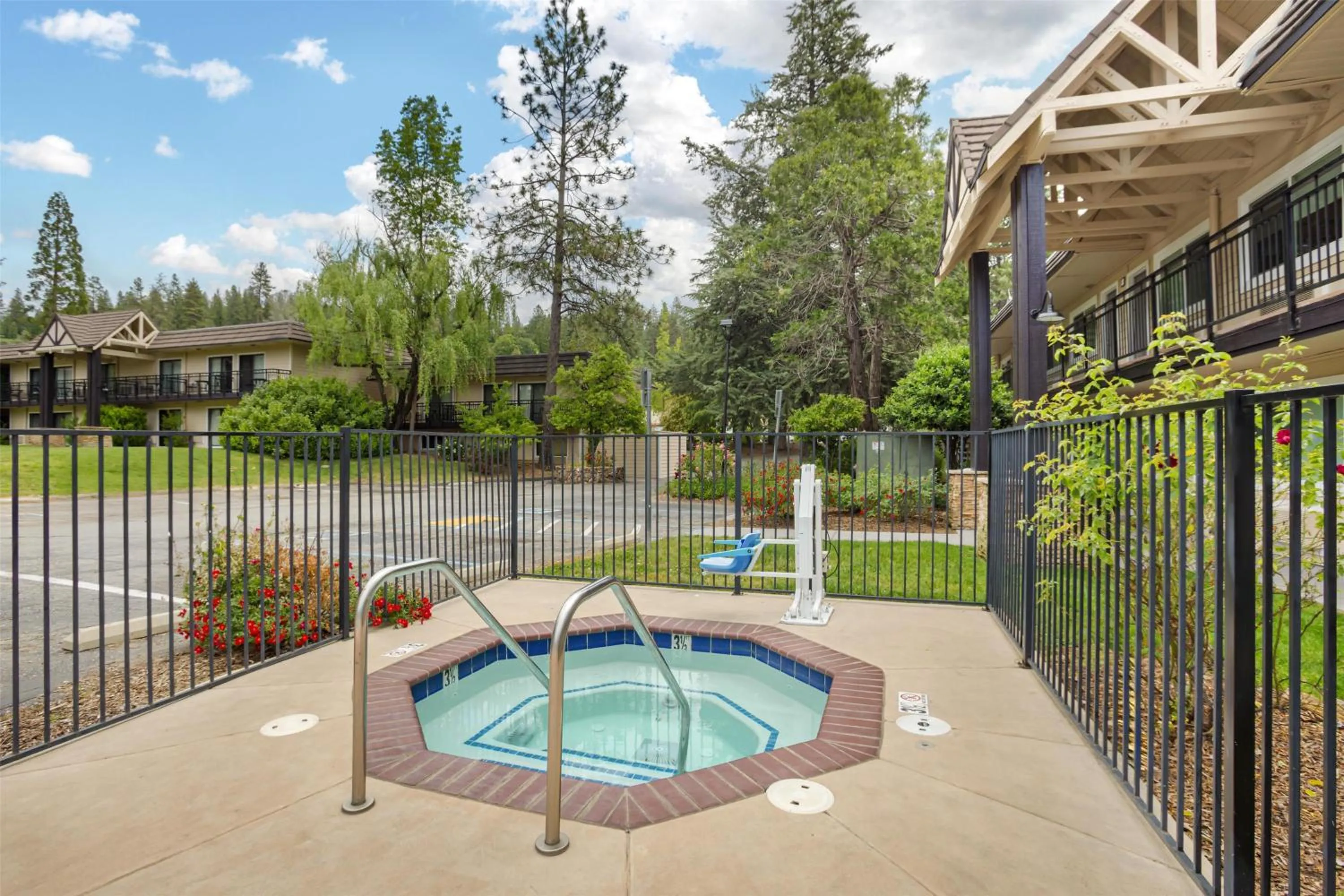 Pool view in Best Western Gold Country Inn