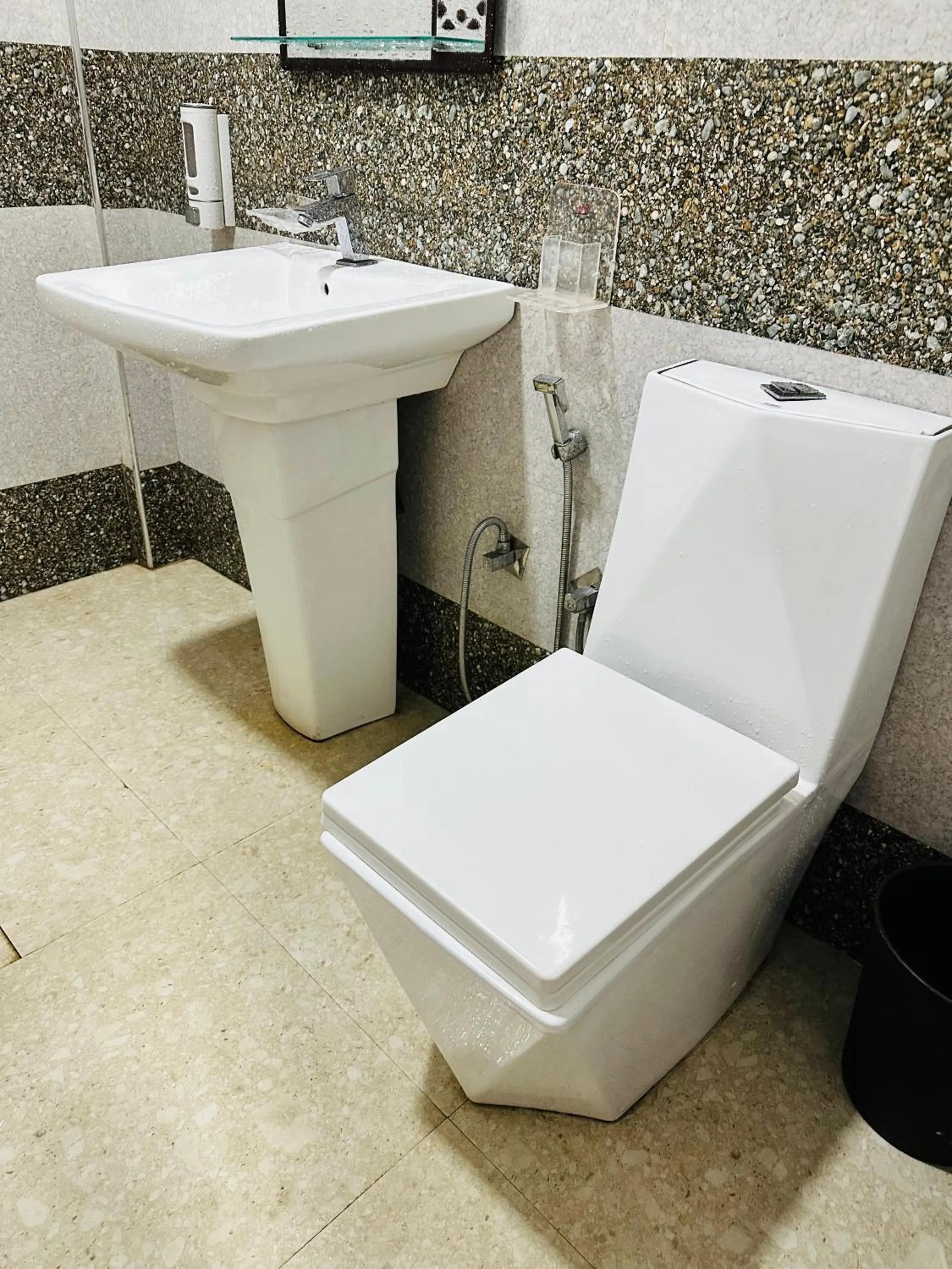 Bathroom in L S Lanka Hotel Dambulla