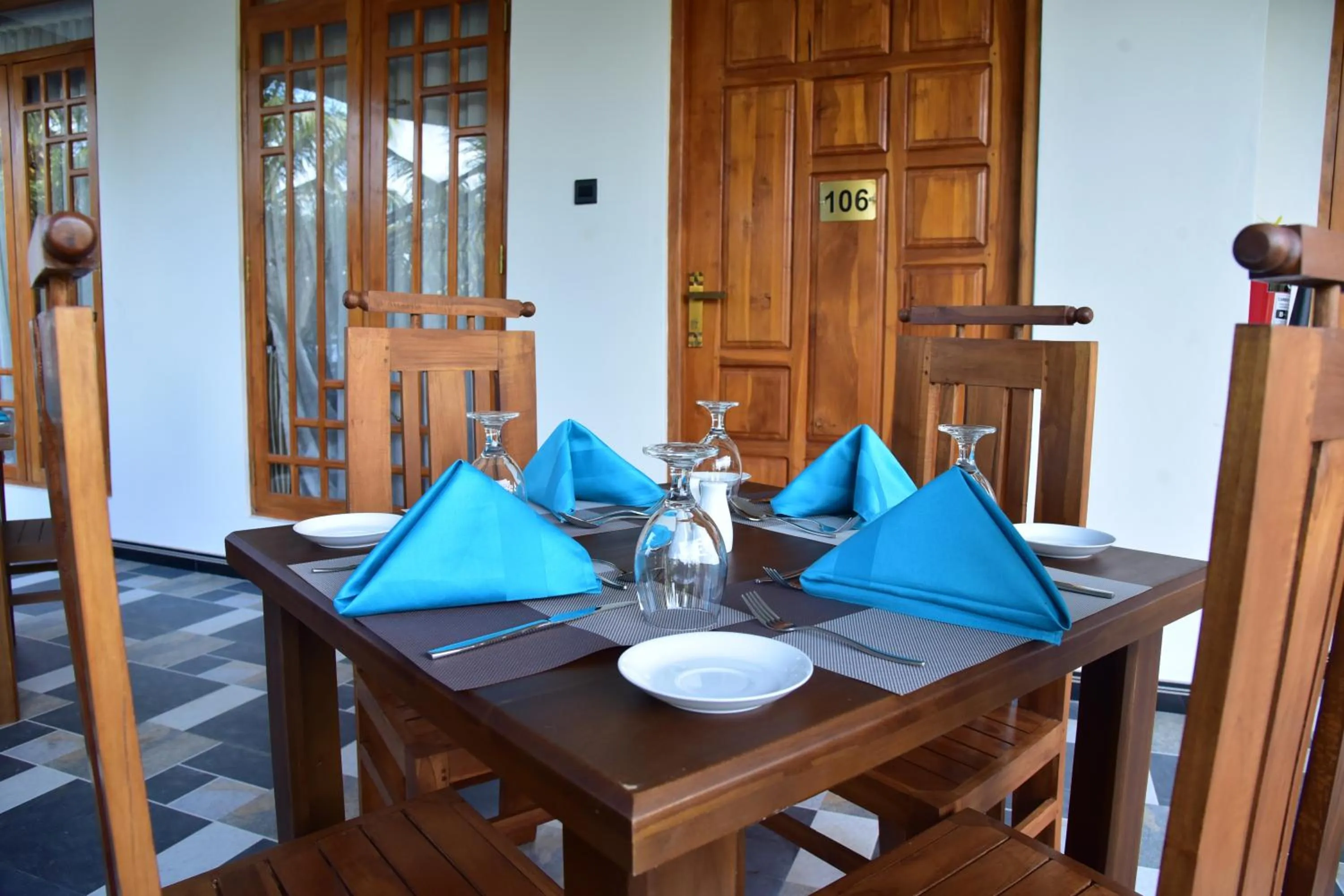 Restaurant/places to eat in L S Lanka Hotel Dambulla