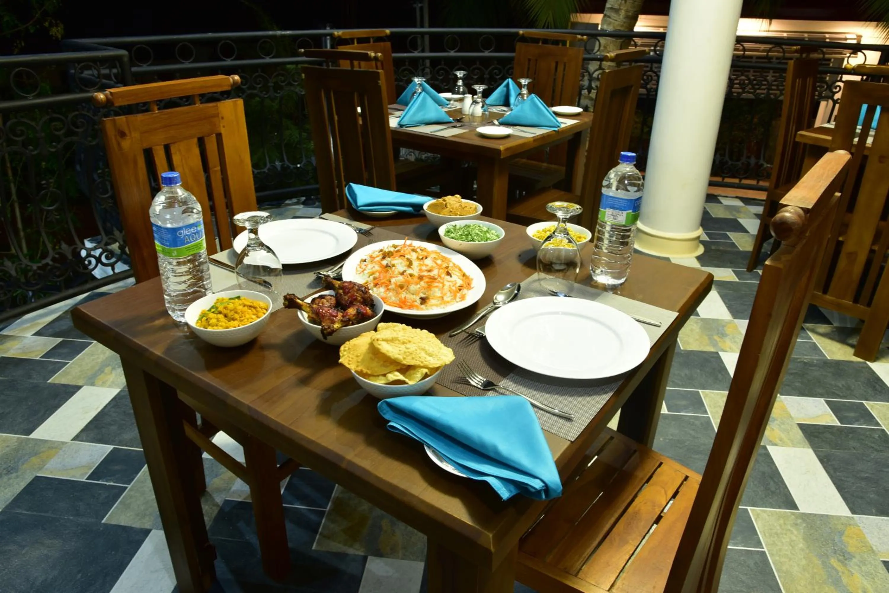 Restaurant/places to eat in L S Lanka Hotel Dambulla