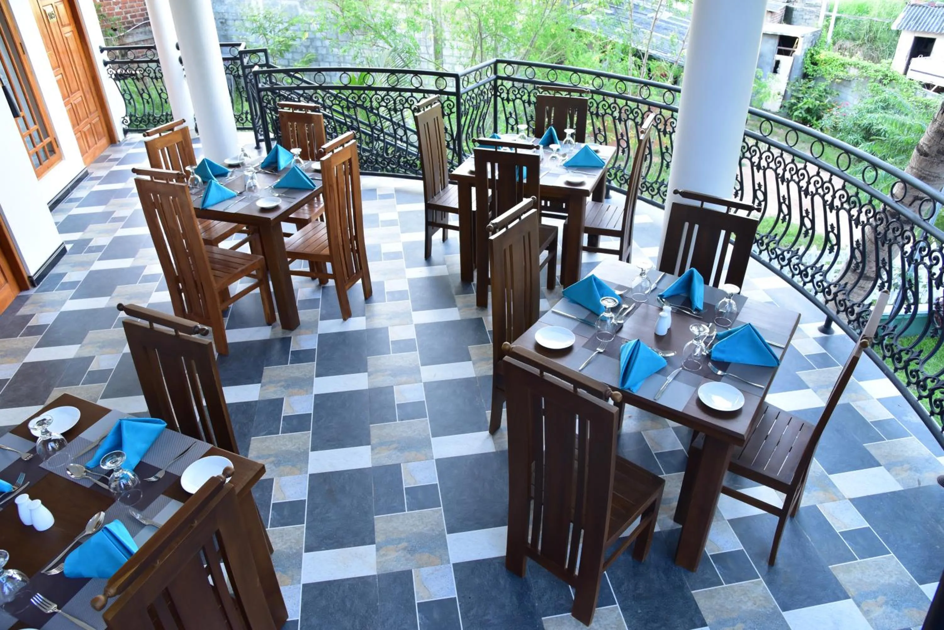 Restaurant/places to eat in L S Lanka Hotel Dambulla