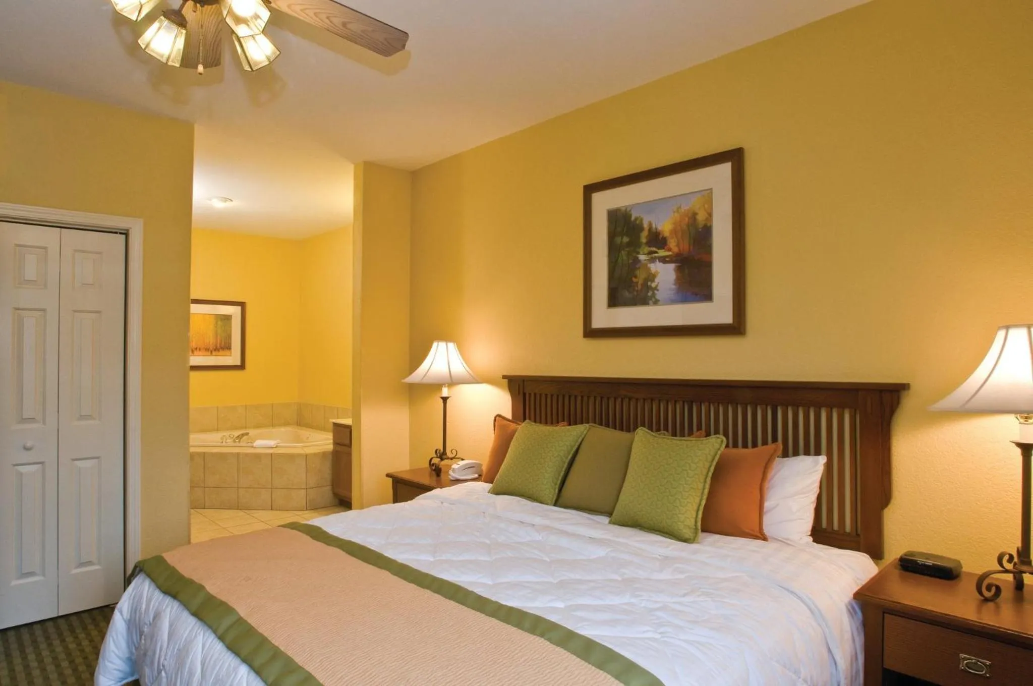 Bed in Club Wyndham Smoky Mountains