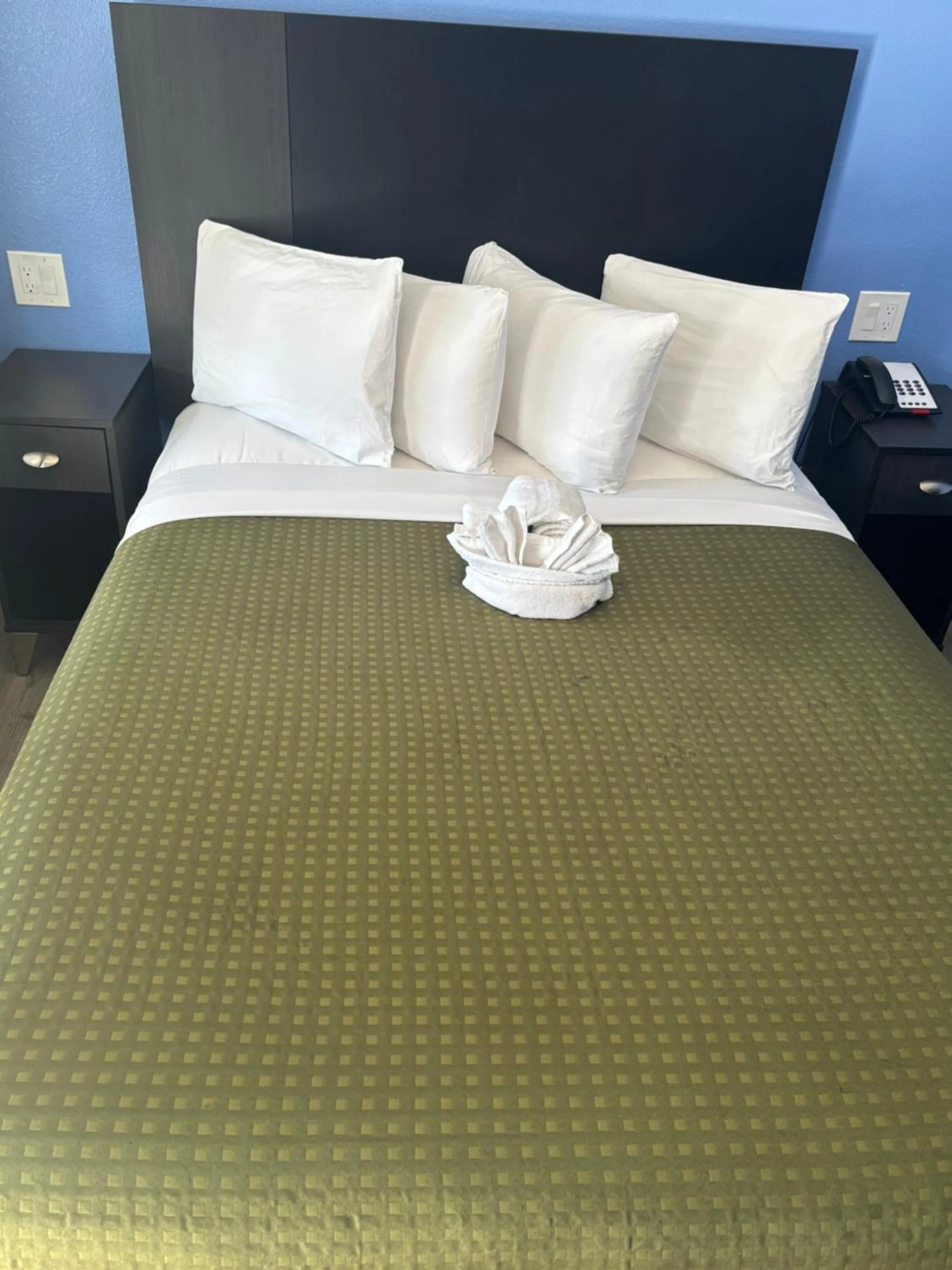 Bed in The Monterey Fireplace Inn