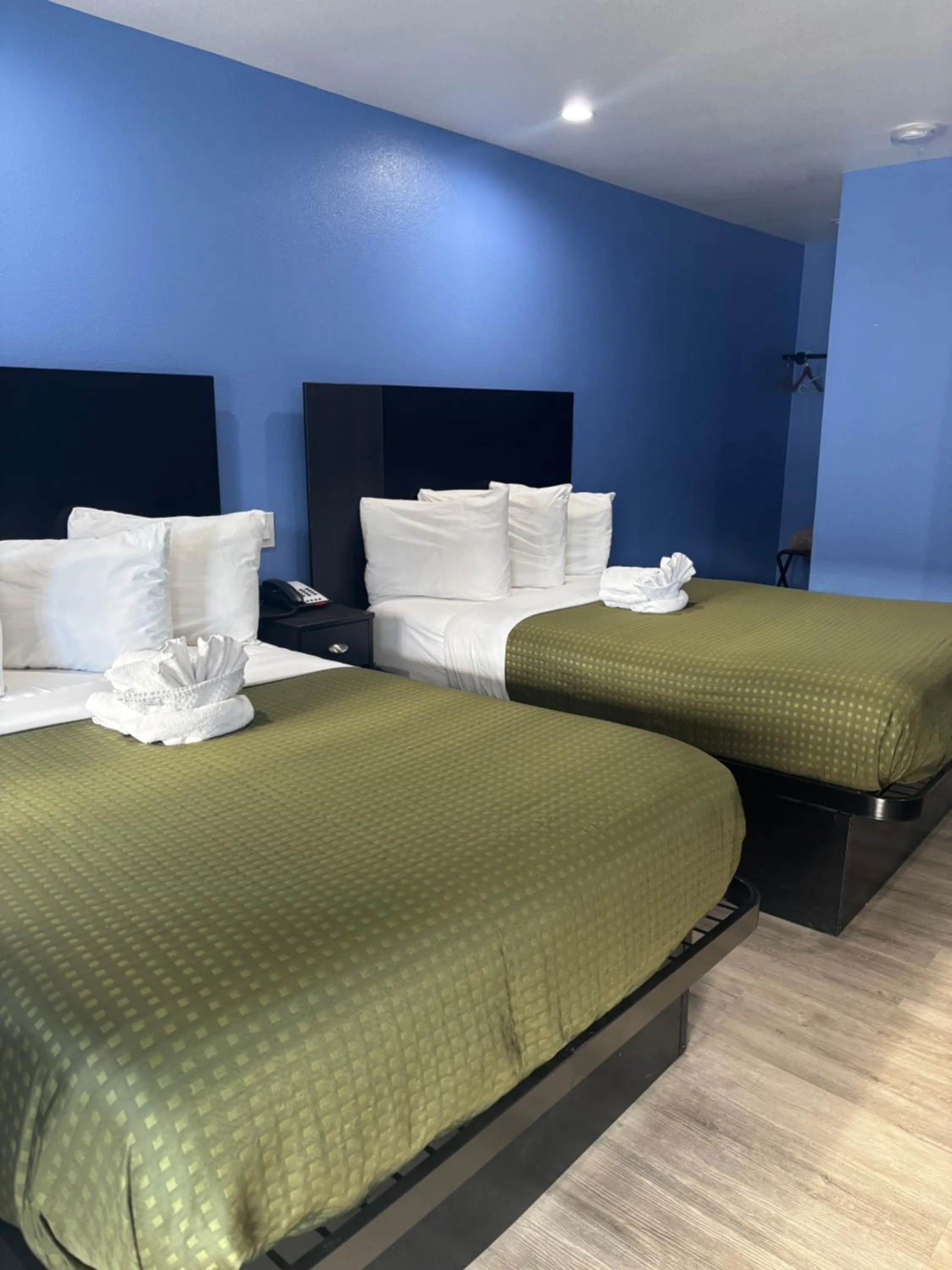 Bed in The Monterey Fireplace Inn