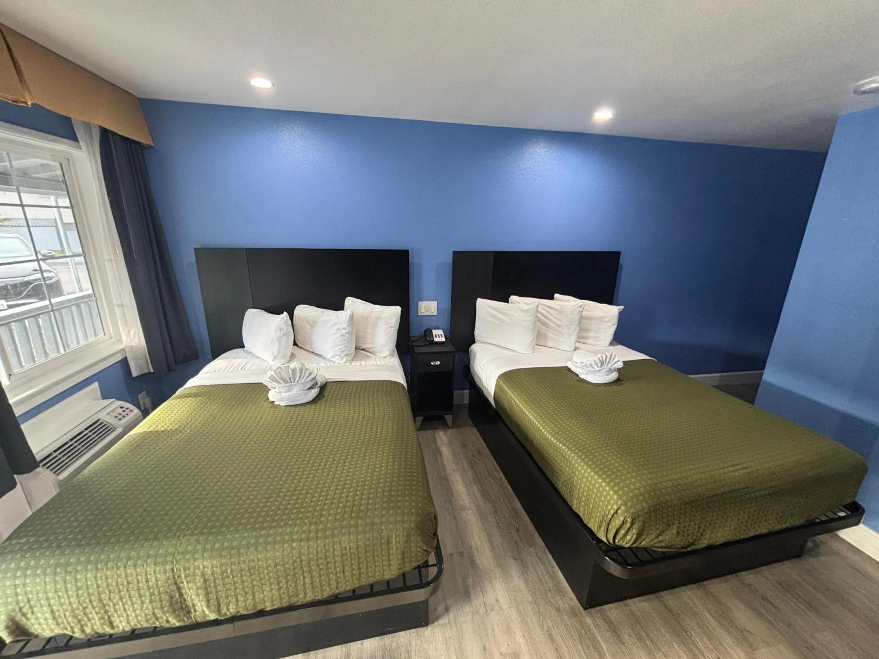 Bed in The Monterey Fireplace Inn