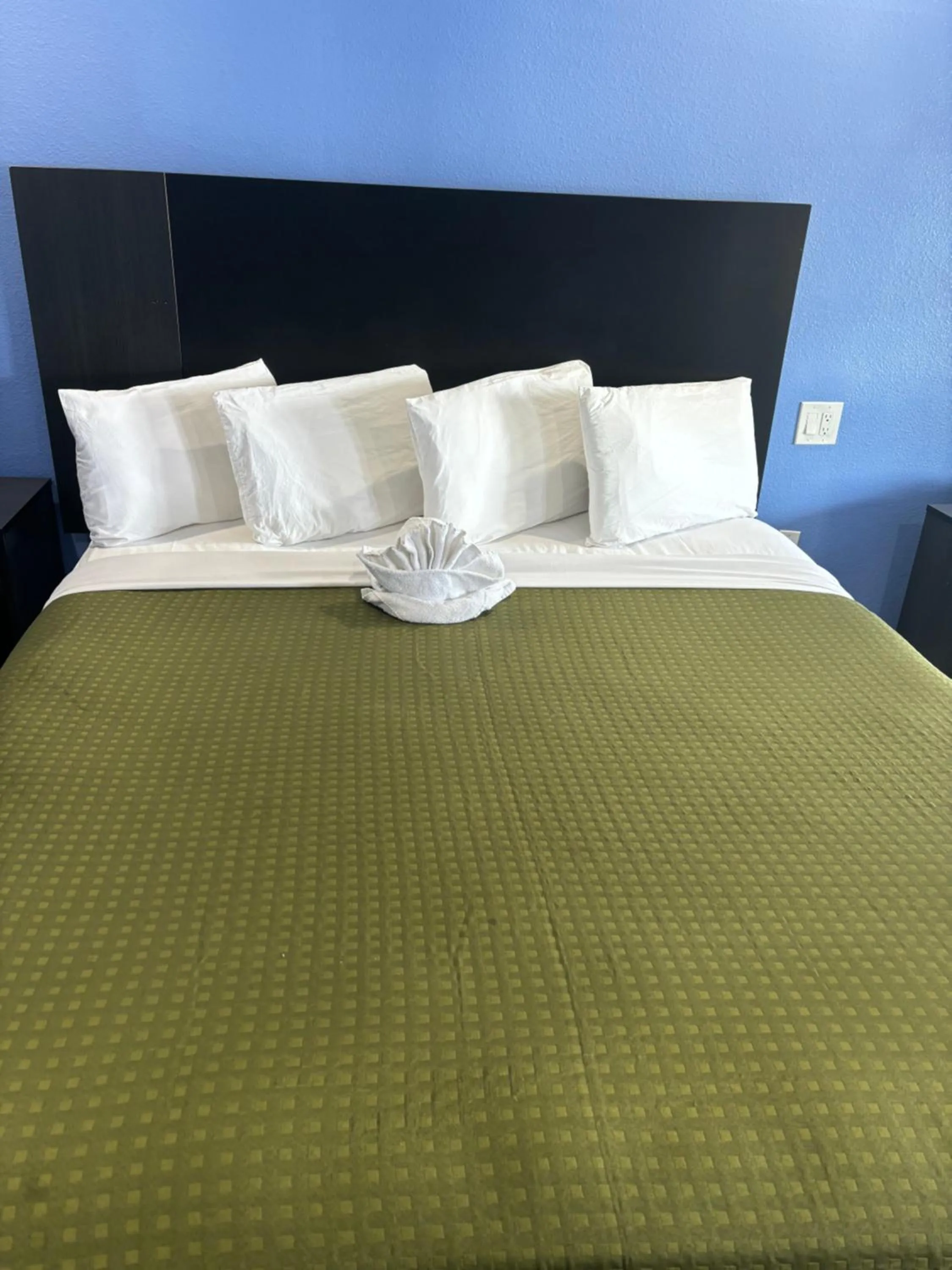 Bed in The Monterey Fireplace Inn