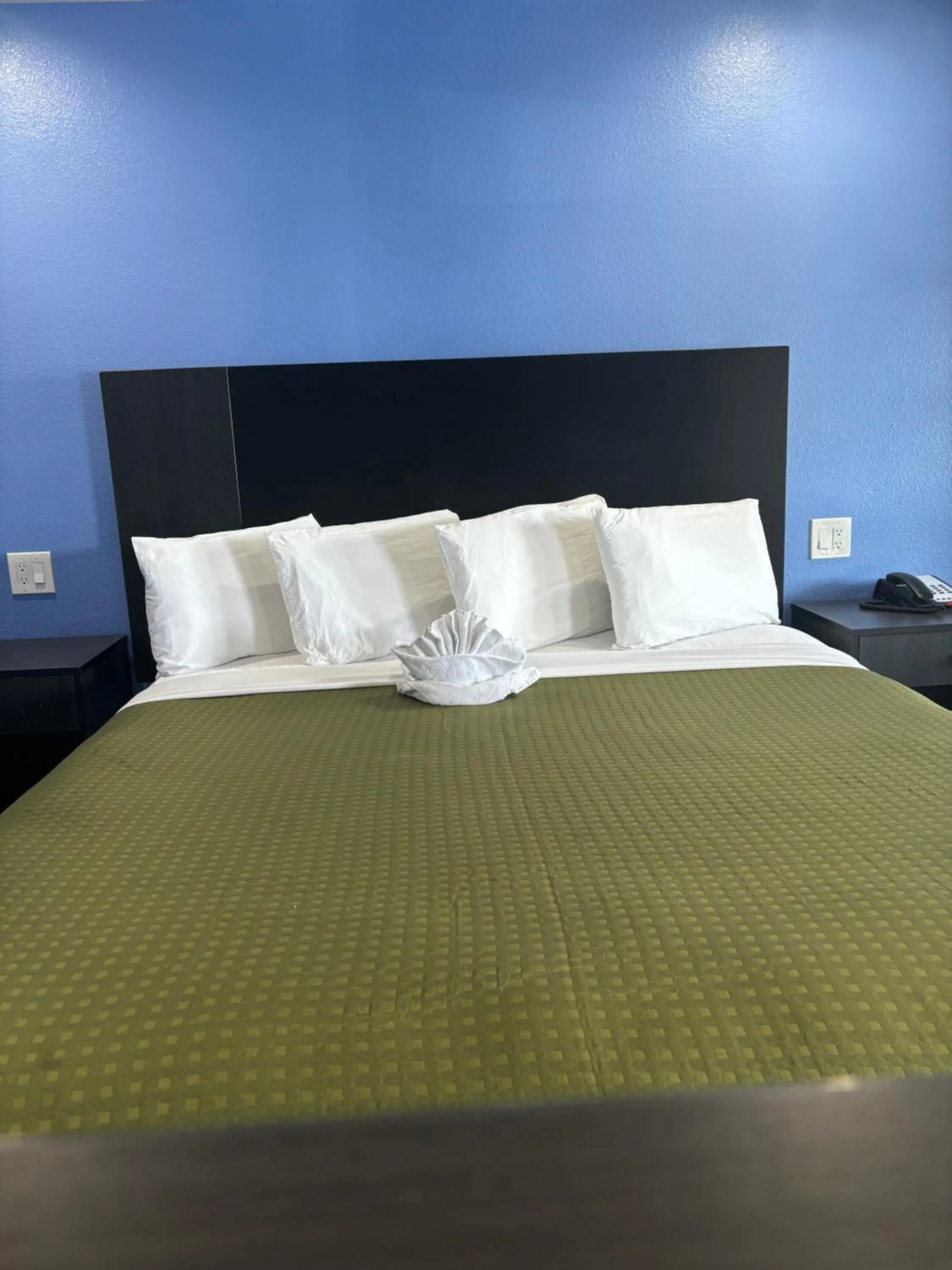 Bed in The Monterey Fireplace Inn