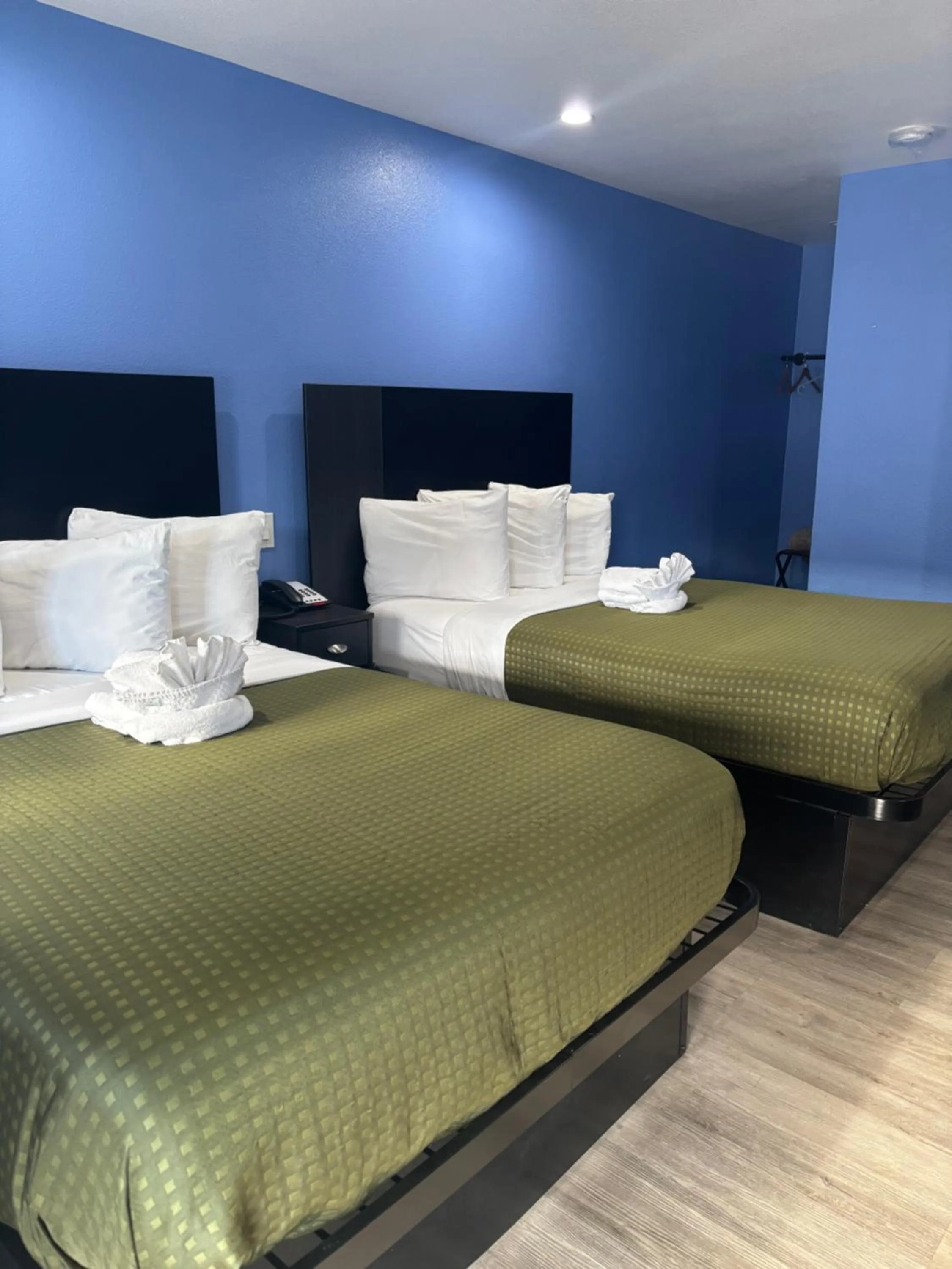 Bed in The Monterey Fireplace Inn