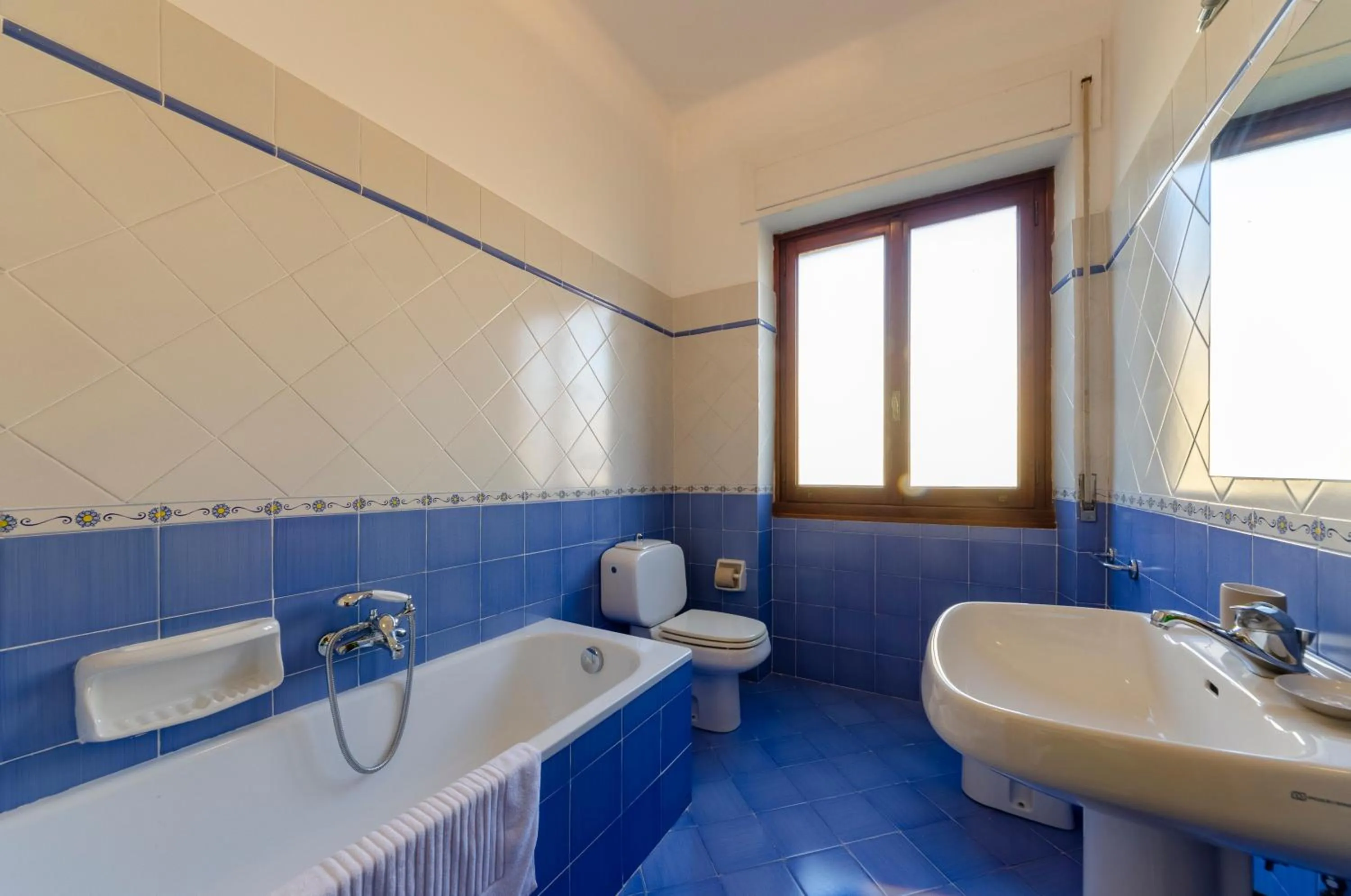 Bathroom in JOIVY Apt for 7 Perfect for Families close to Beaches