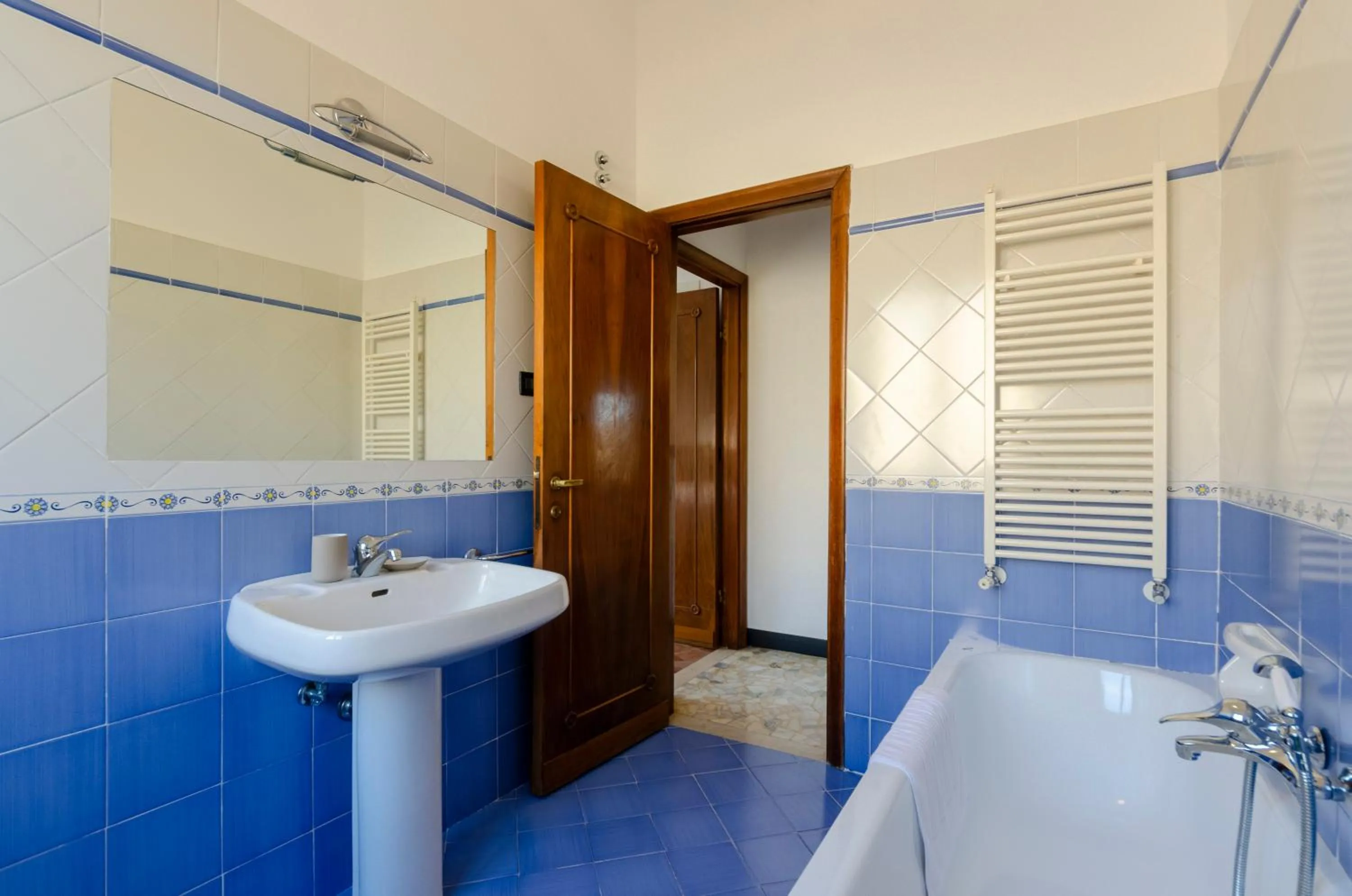 Bathroom in JOIVY Apt for 7 Perfect for Families close to Beaches