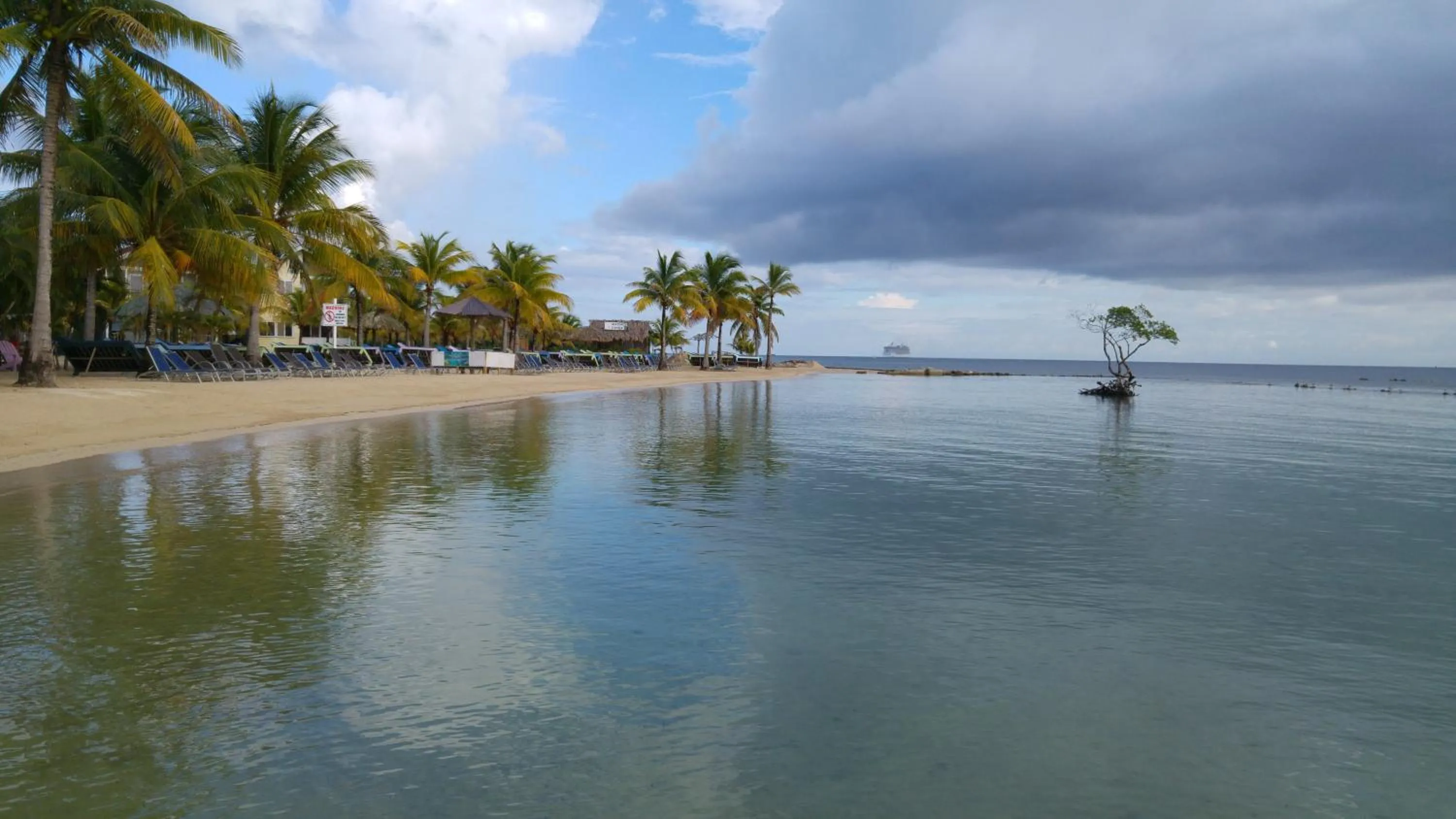 Property building in Las Palmas Beach Hotel