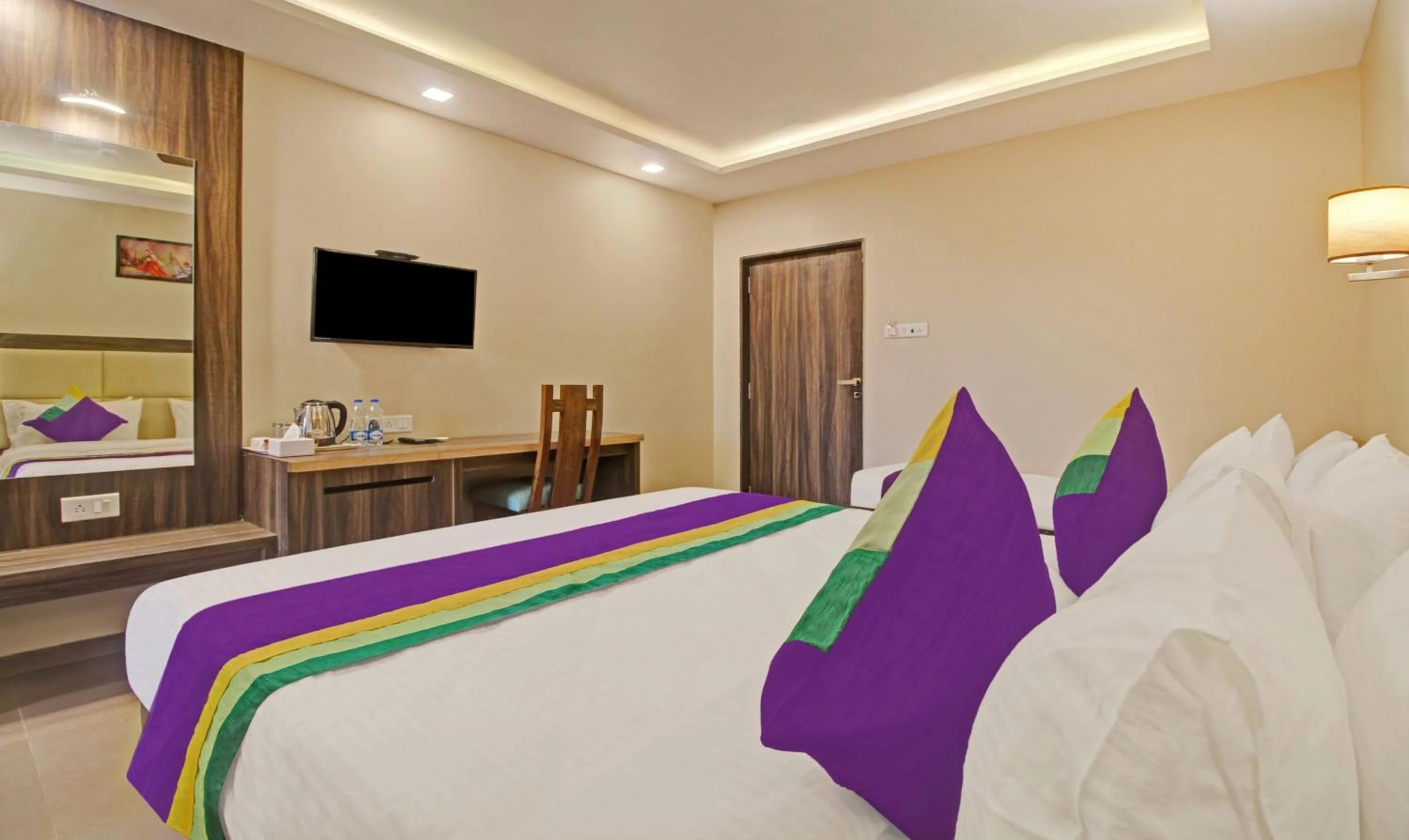 Photo of the whole room, Bed in Treebo Suyogg Retreat