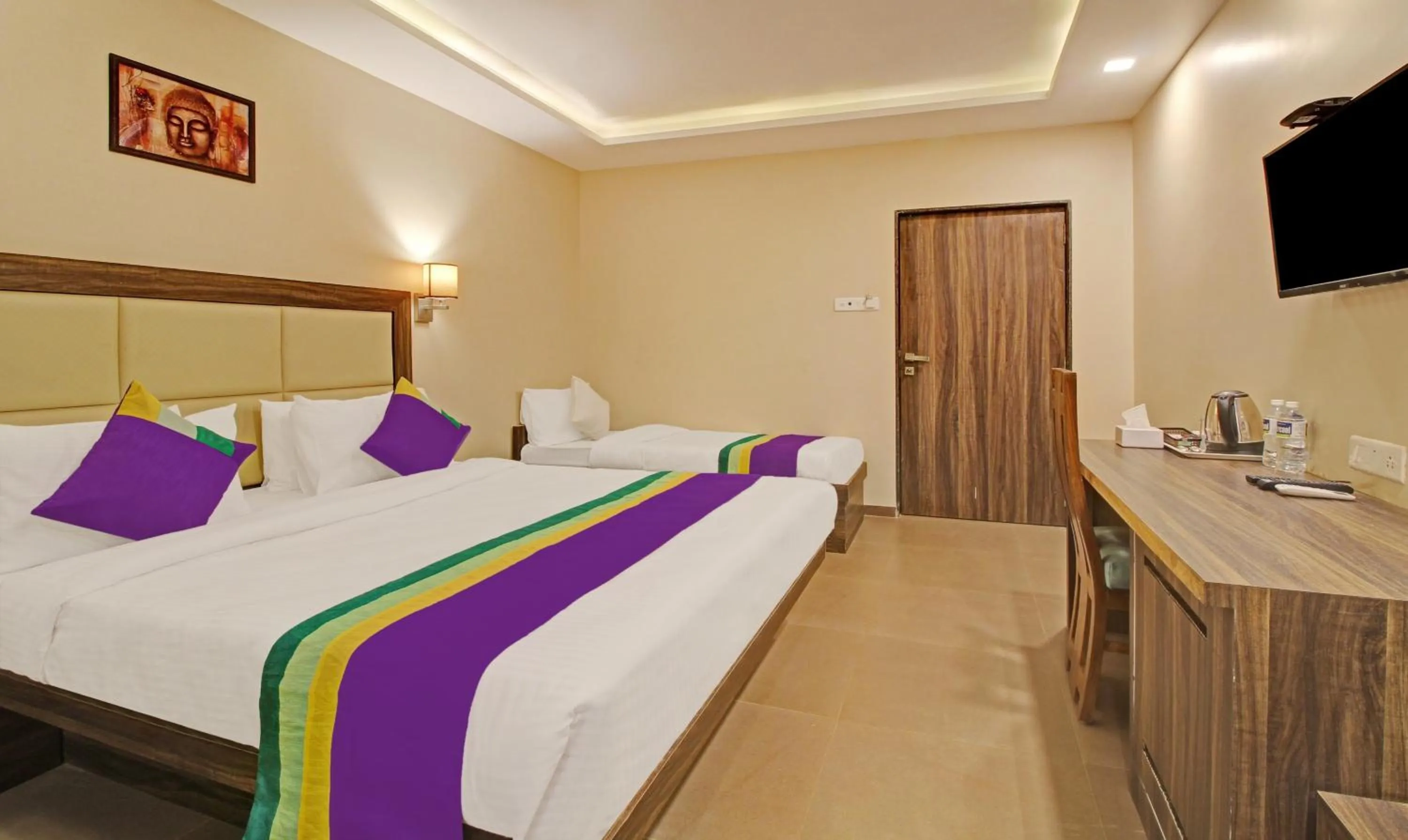 Photo of the whole room, Bed in Treebo Suyogg Retreat