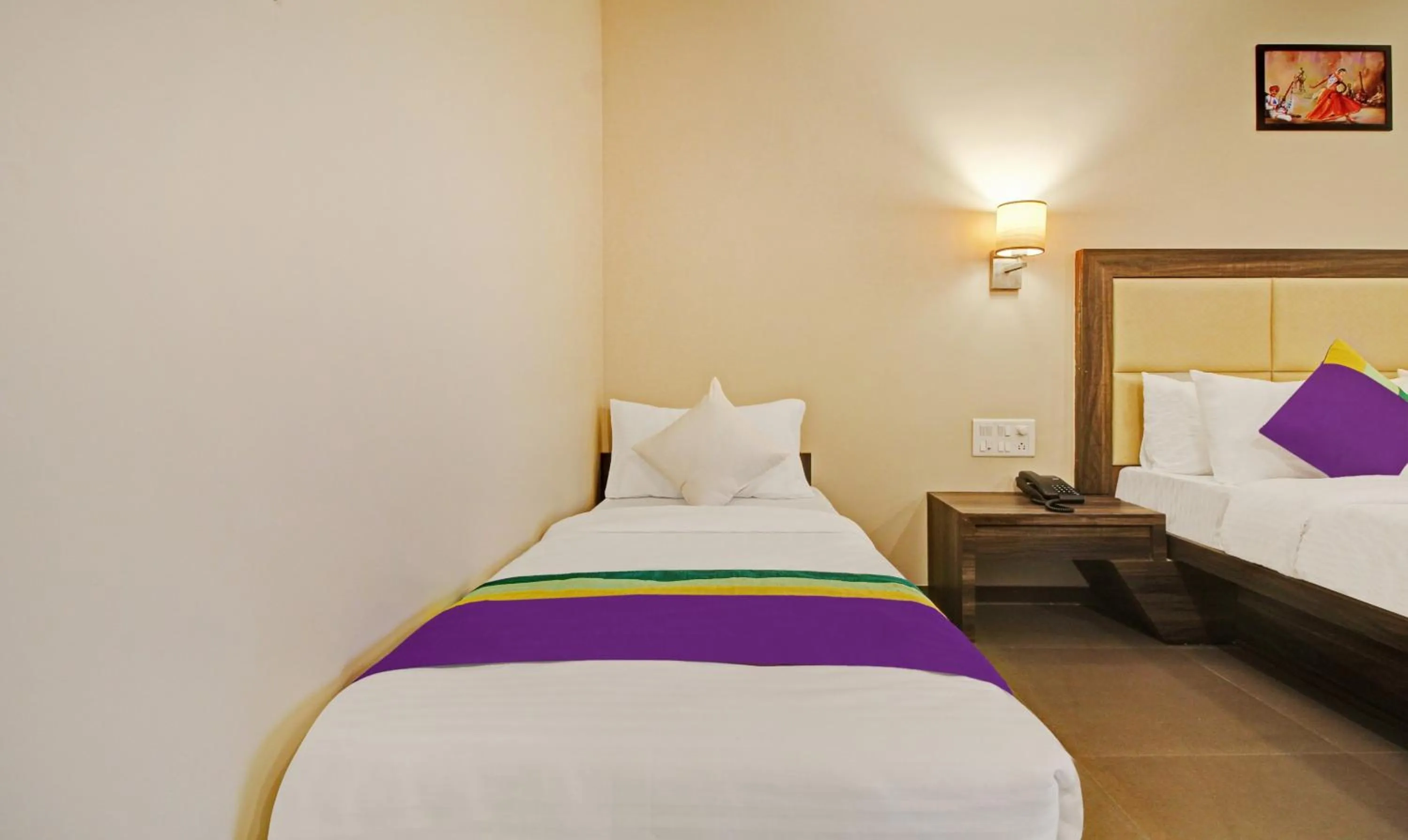 Photo of the whole room, Bed in Treebo Suyogg Retreat