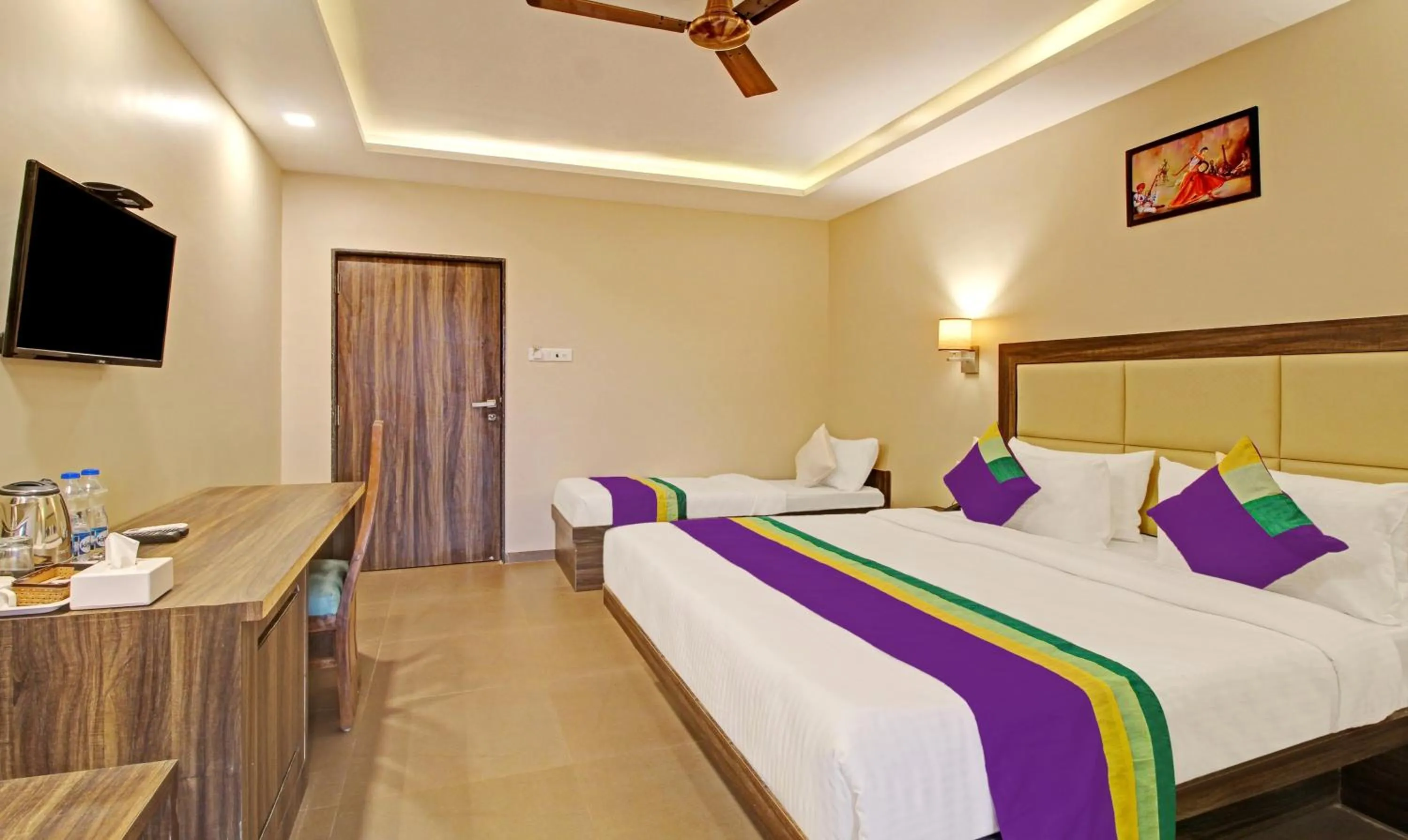 Photo of the whole room, Bed in Treebo Suyogg Retreat