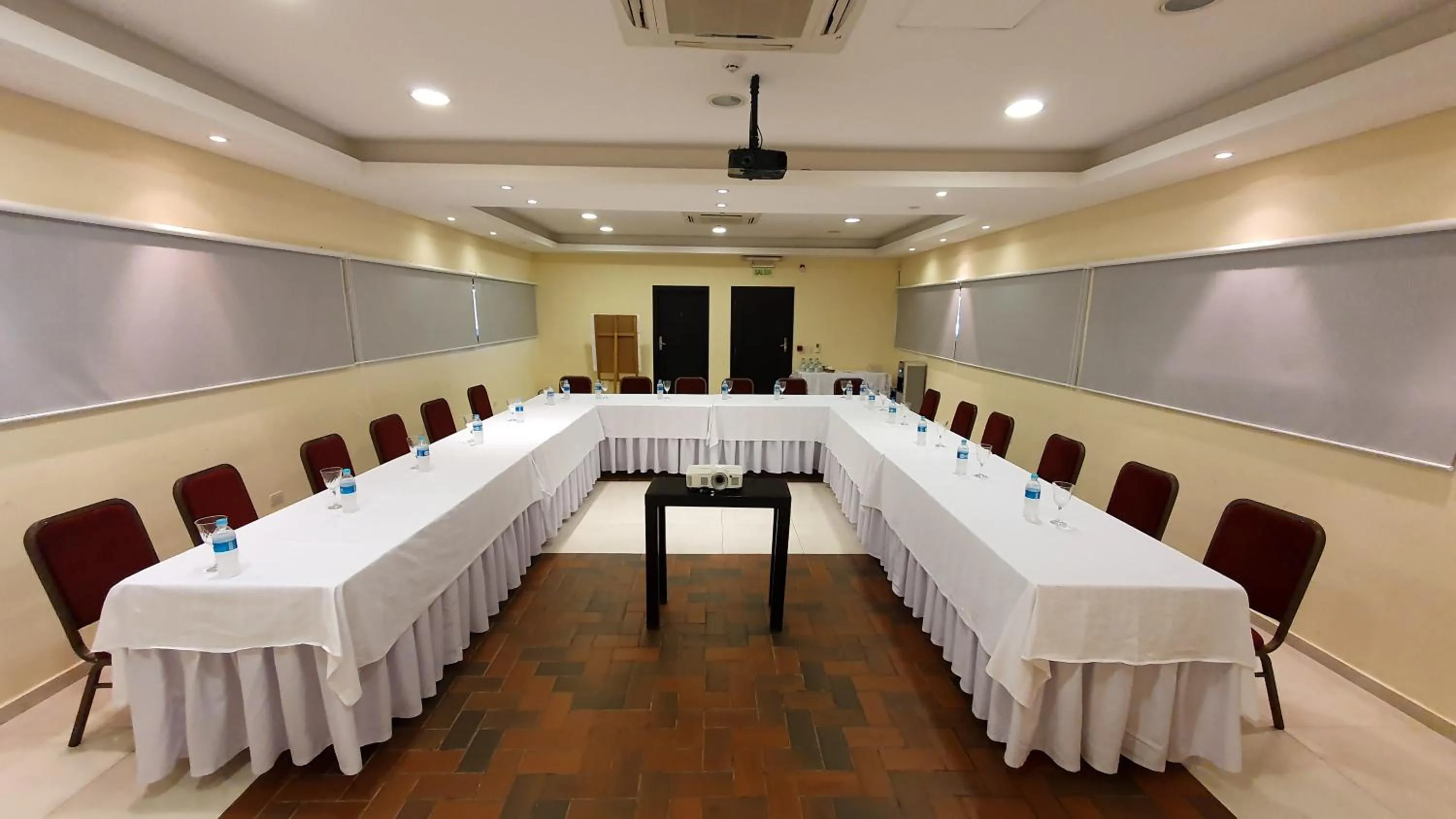 Meeting/conference room in Alta Gracia Parque Hotel