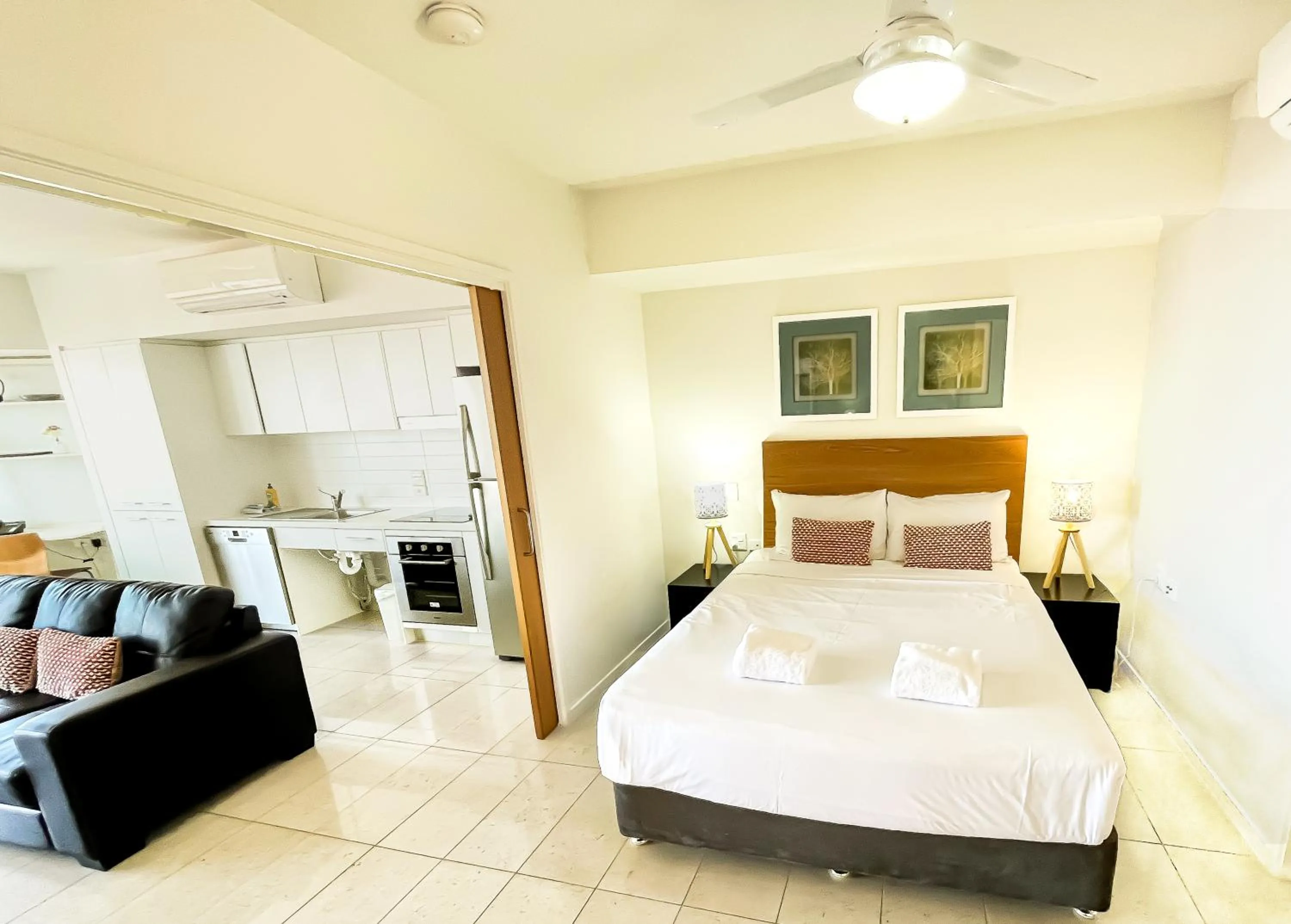 Kitchen or kitchenette, Bed in Oshen Holiday Apartments Yeppoon