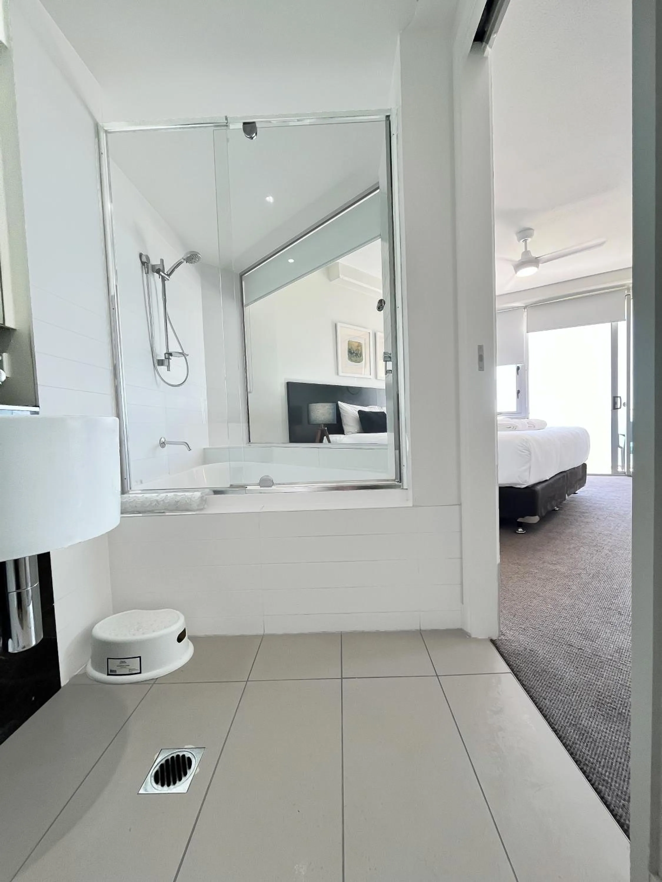 Bathroom, Bed in Oshen Holiday Apartments Yeppoon