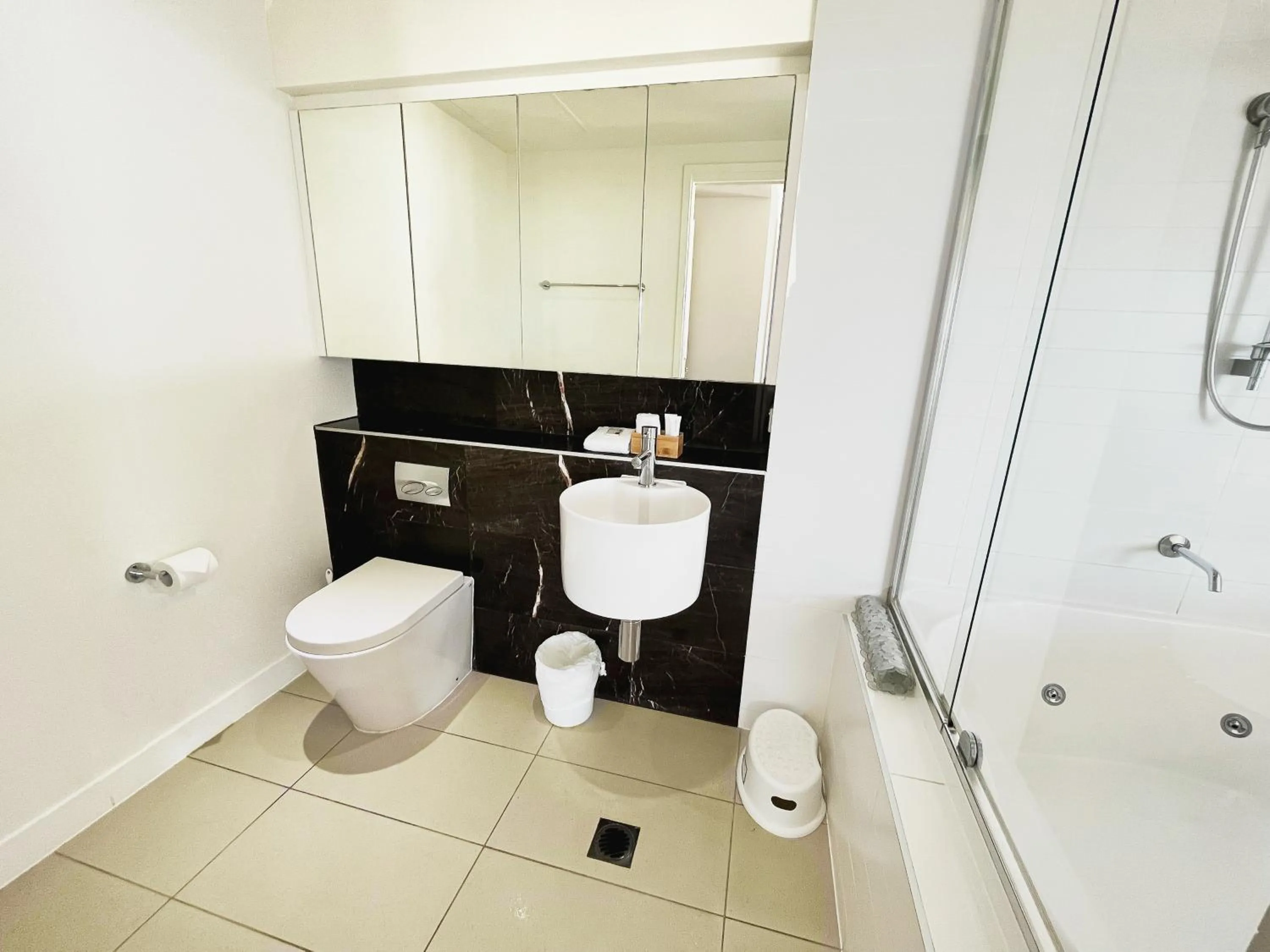 Toilet in Oshen Holiday Apartments Yeppoon