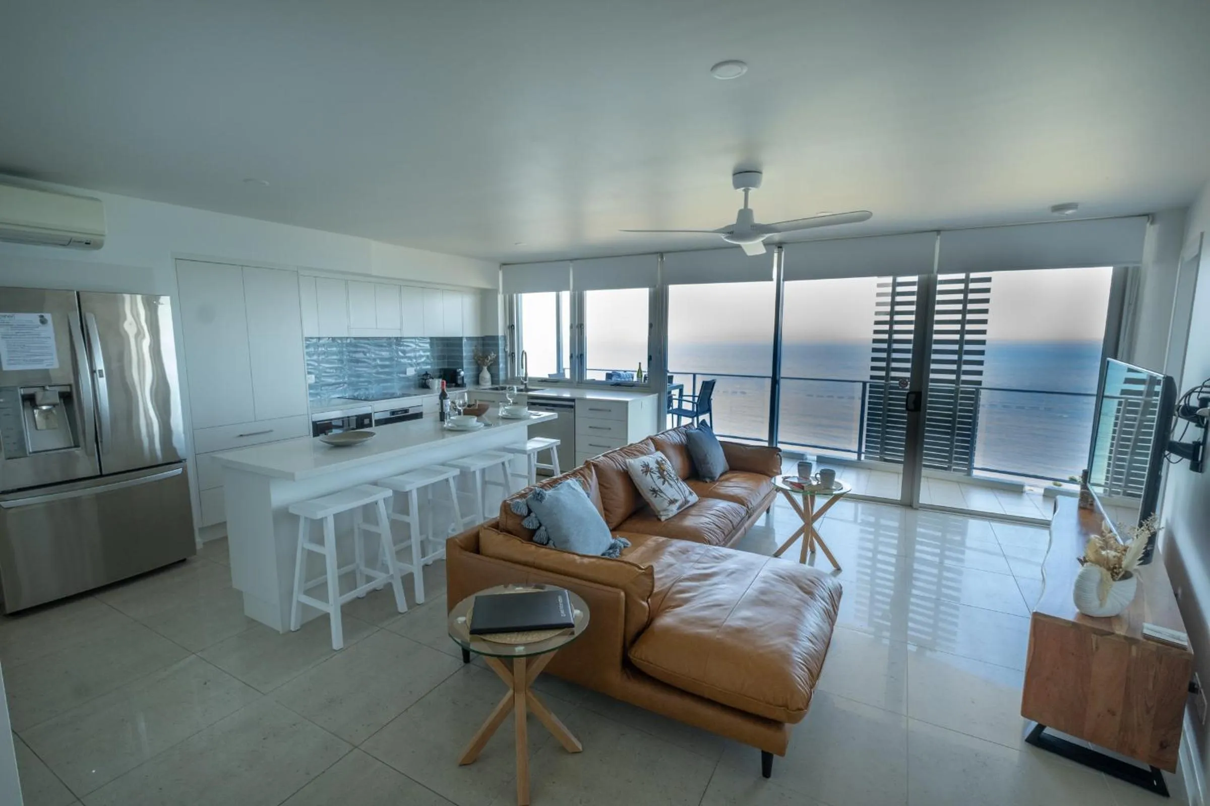 Kitchen or kitchenette in Oshen Holiday Apartments Yeppoon