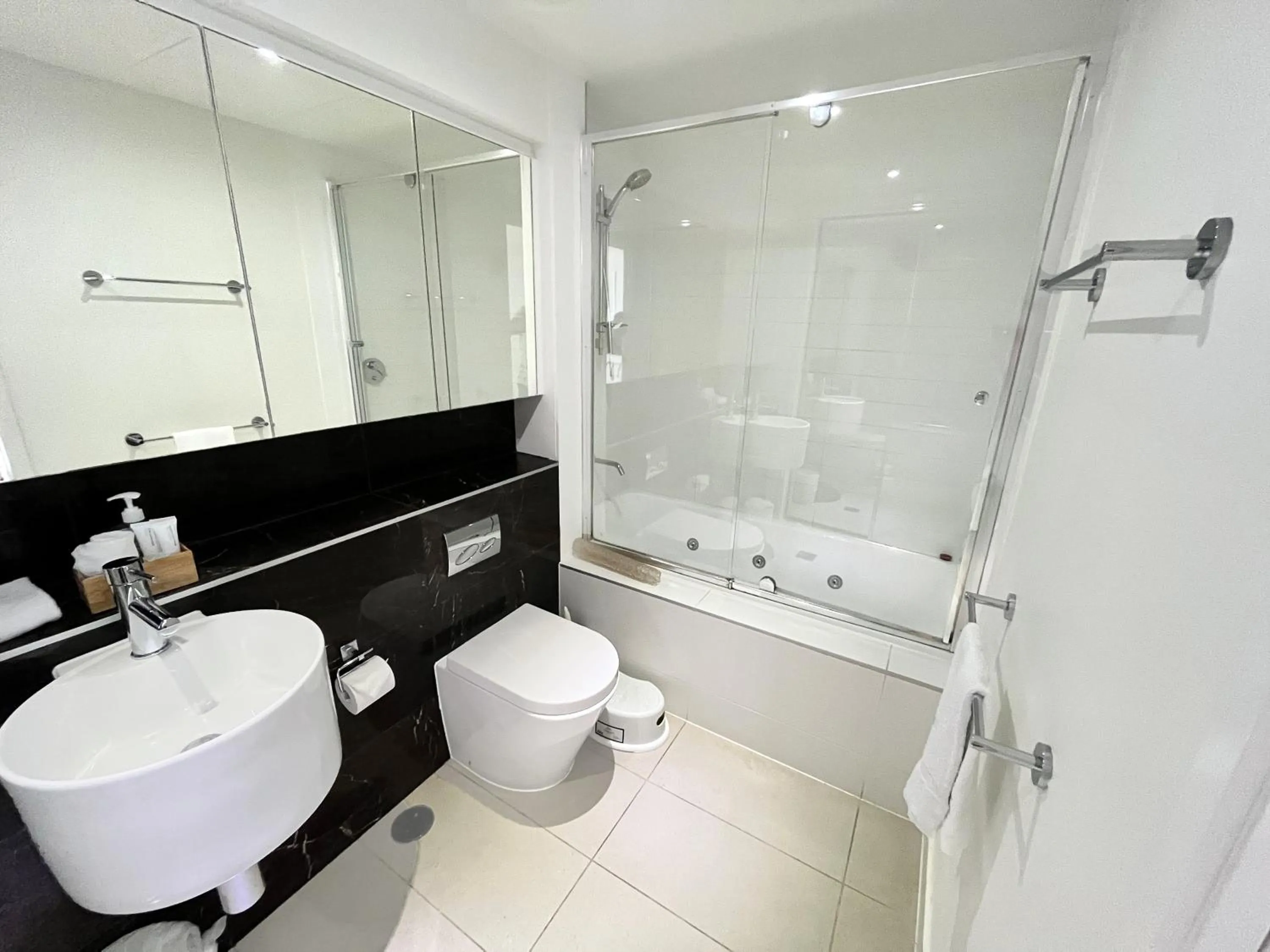 Shower in Oshen Holiday Apartments Yeppoon