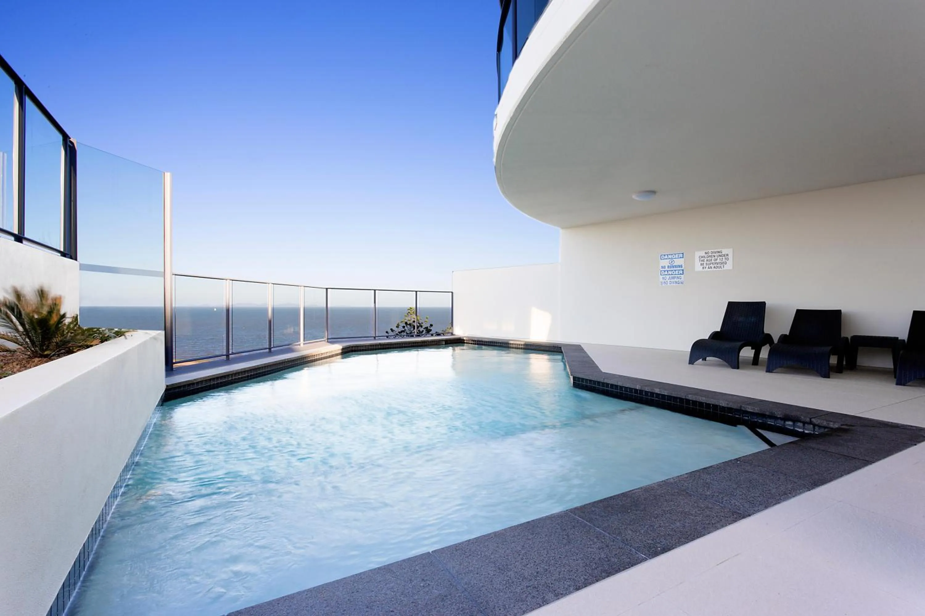 Swimming pool in Oshen Holiday Apartments Yeppoon