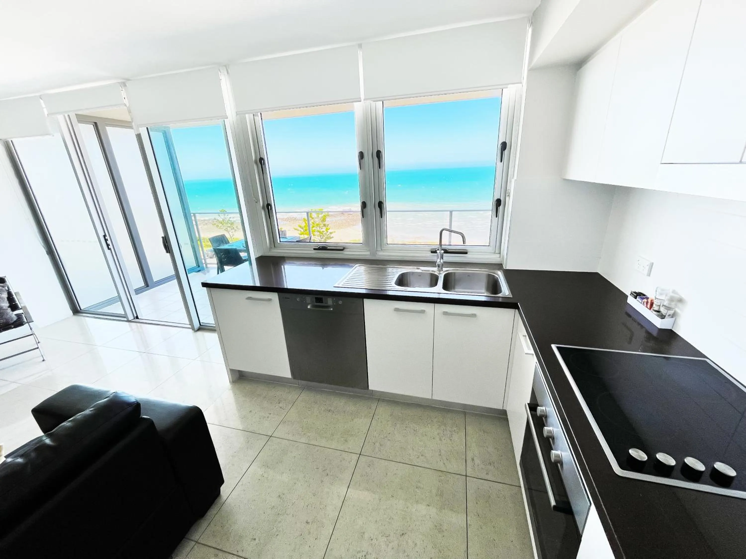 Kitchen or kitchenette in Oshen Holiday Apartments Yeppoon
