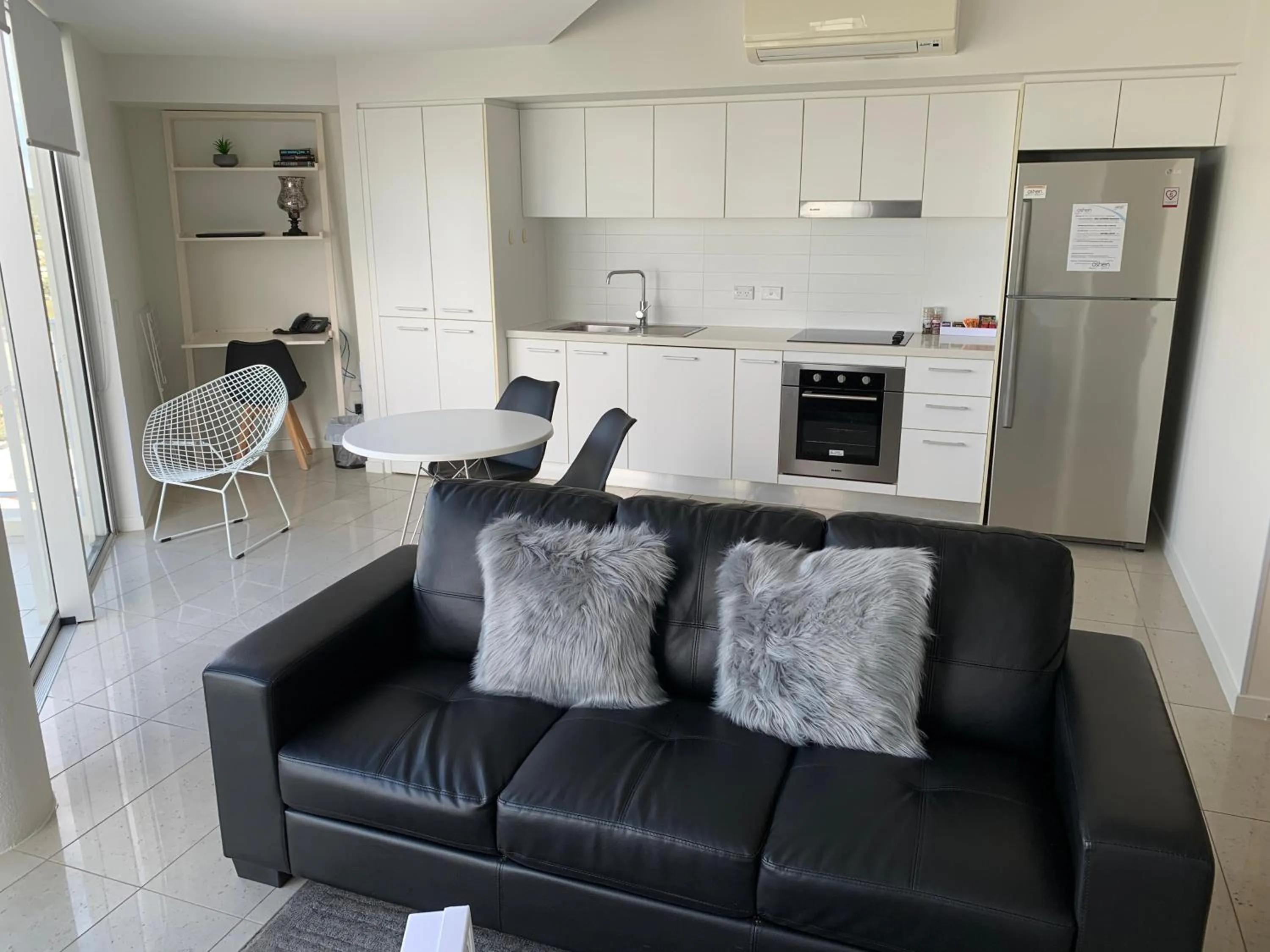 Kitchen or kitchenette in Oshen Holiday Apartments Yeppoon