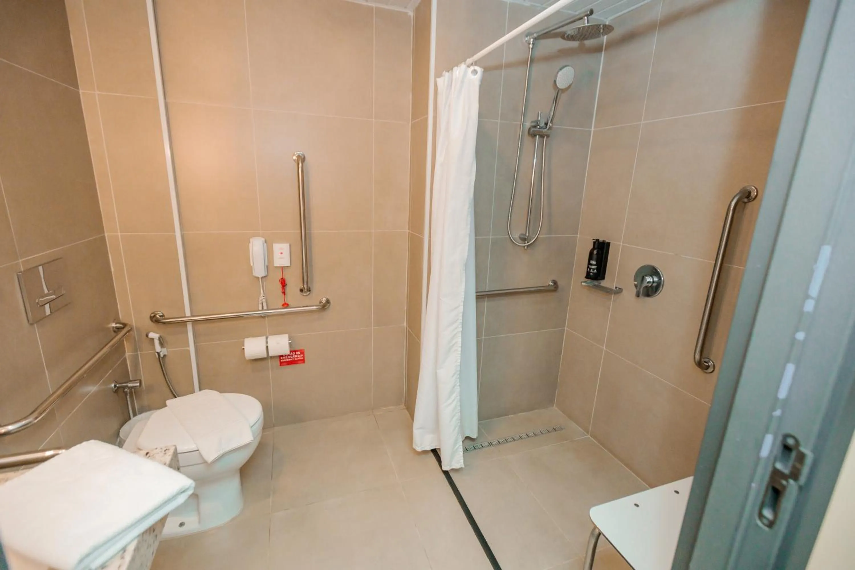 Bathroom in IBIS BUDGET CAPAO Bonito