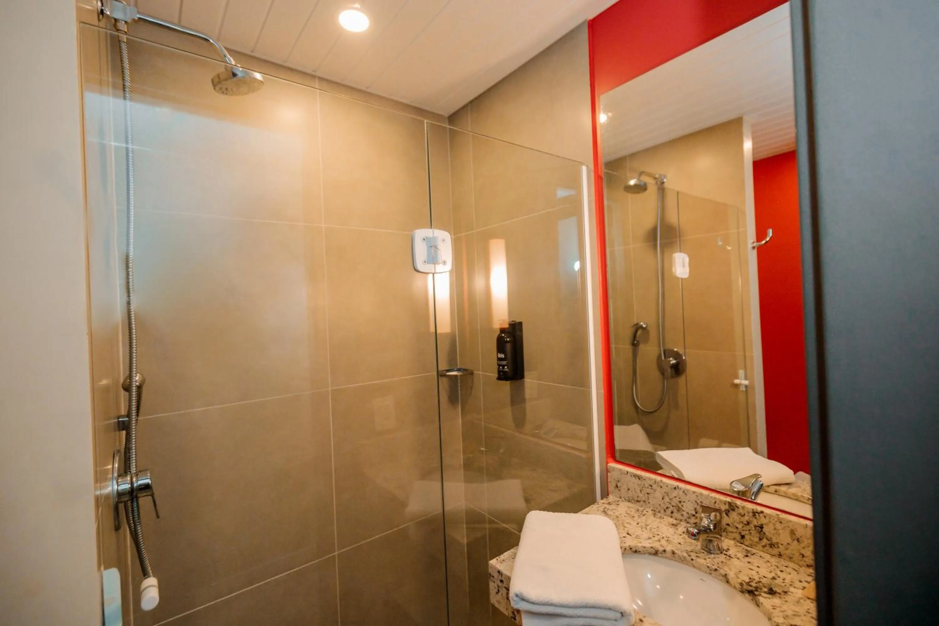 Bathroom in IBIS BUDGET CAPAO Bonito