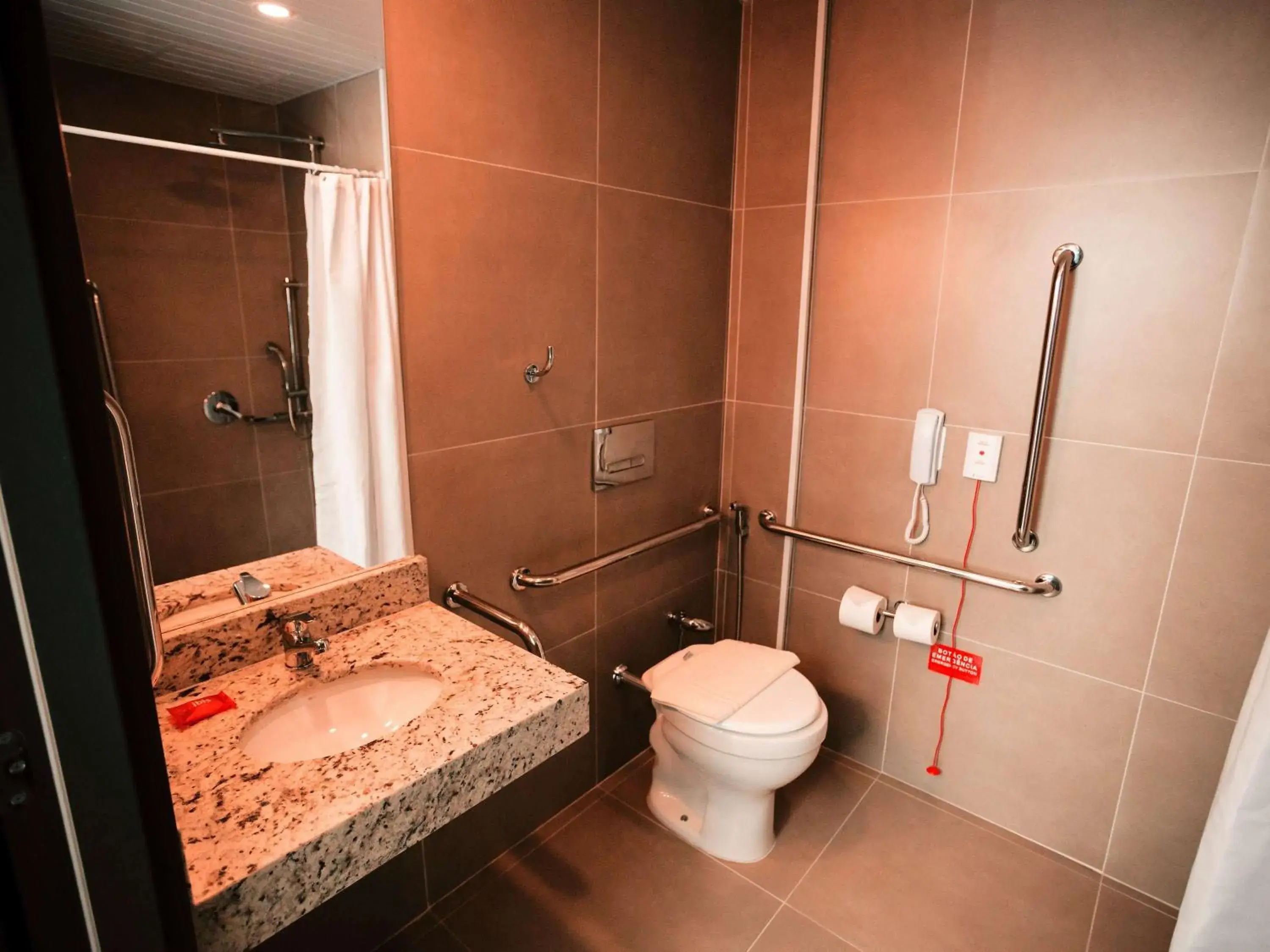 Standard Double Room - single occupancy - Disability Access in IBIS BUDGET CAPAO Bonito Standard Double Room - single occupancy - Disability Access in IBIS BUDGET CAPAO Bonito