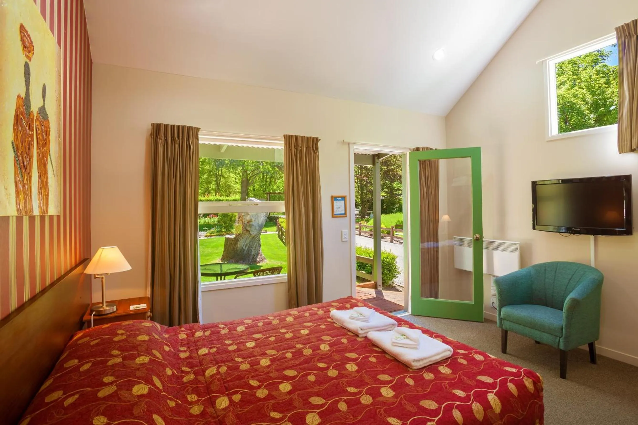 Bedroom, Bed in Shades of Arrowtown