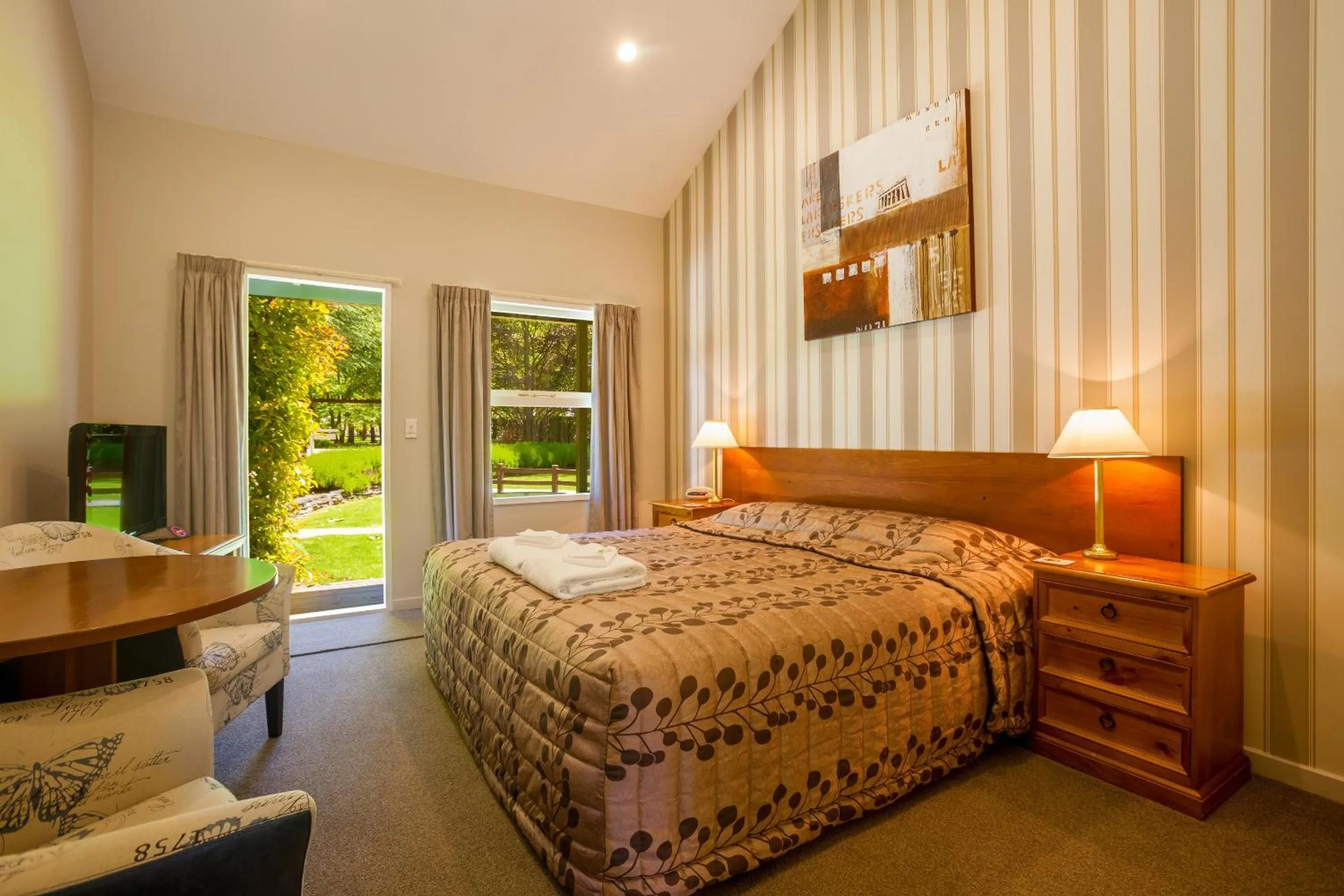 Photo of the whole room, Bed in Shades of Arrowtown