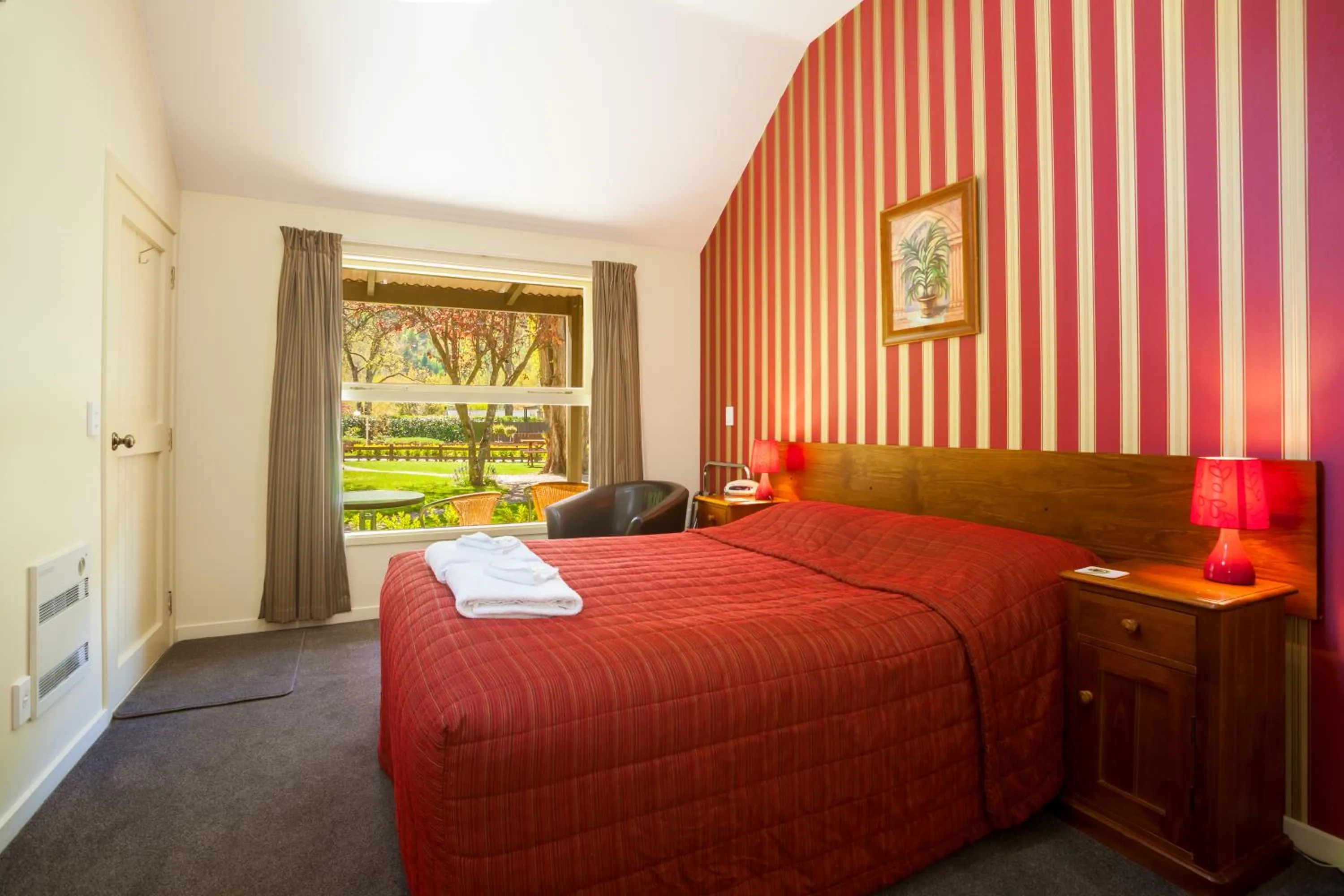 Photo of the whole room, Bed in Shades of Arrowtown