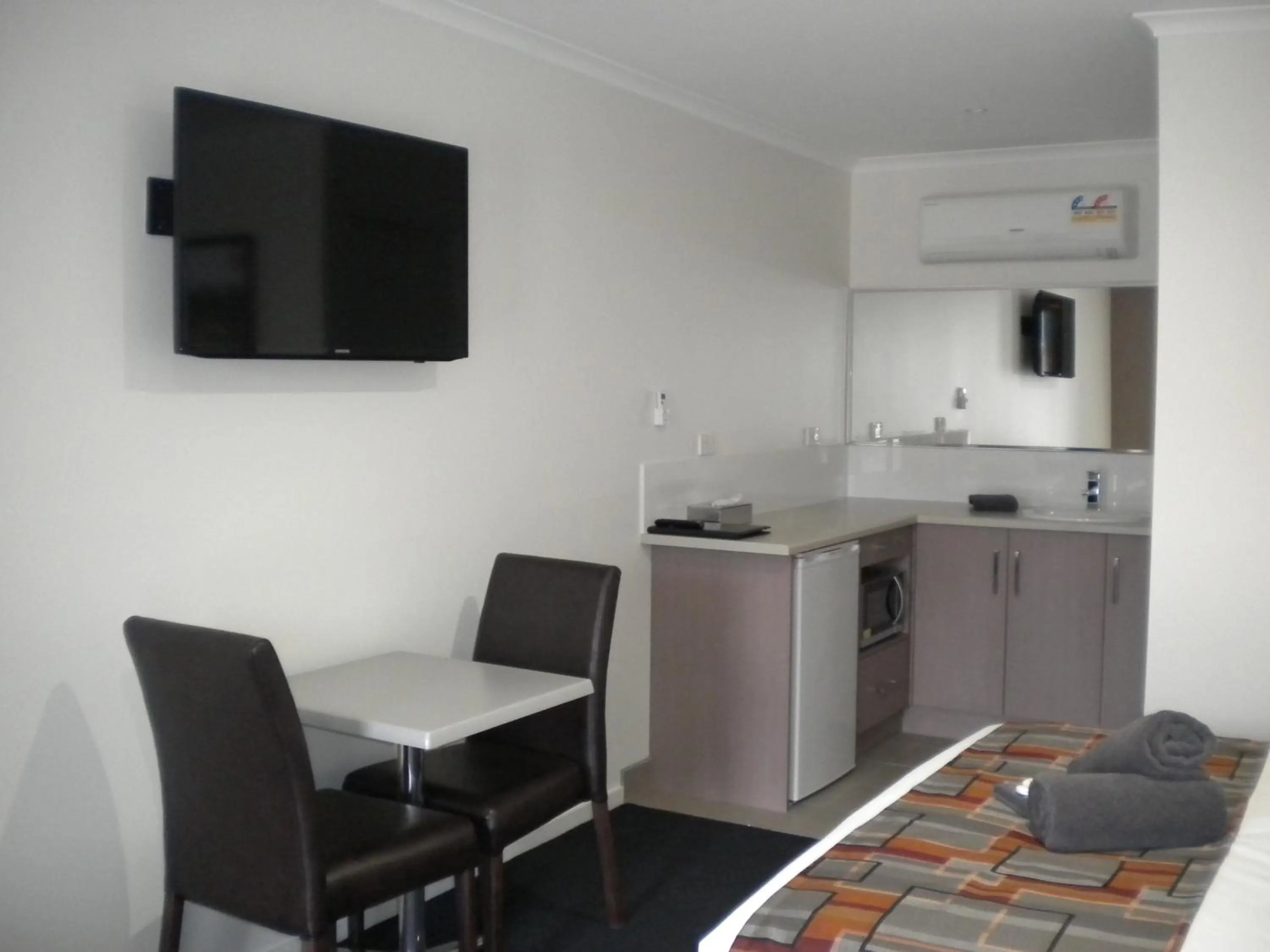 Kitchen or kitchenette in Moama Central Motel